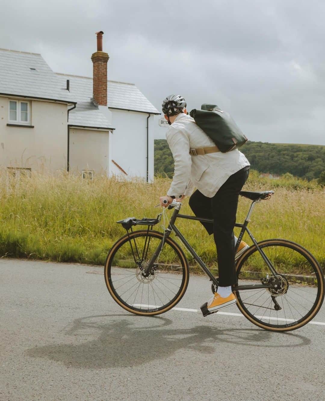 MR PORTERのインスタグラム：「When we get a new product on-site, we like to roadtest it first. That’s why we sent Mr @olvh on a cycling trip from London to Brighton to try the new @brooksengland⁠ cycling gear for size. In short: he loved it 🚴⁠ ⁠-⁠ Exclusive backpack and saddle by @brooksengland⁠ available now via the link in bio. #MRPORTER ⁠」