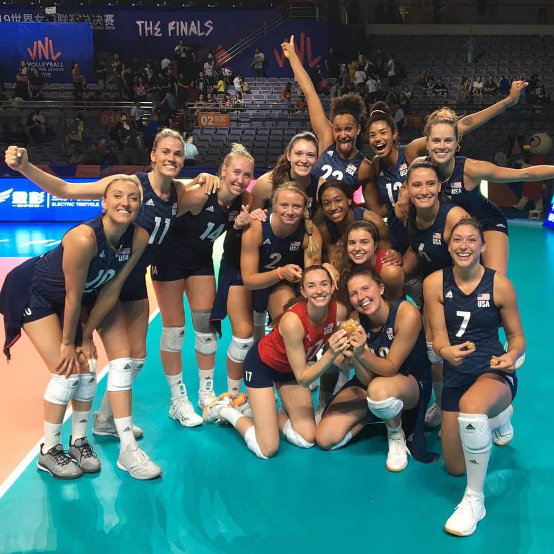 USA Volleyballさんのインスタグラム写真 - (USA VolleyballInstagram)「@usavwnt was on 🔥 in rallying past #poland🇵🇱 to open @FIVBVolleyball #VNL Finals Round pool play behind Annie Drews' 23 points as @TeamUSA moved one step closer to defending its #VolleyballNationsLeague title. For the recap, visit usavolleyball.org. 📷 @fivbvnl_official」7月3日 20時01分 - usavolleyball