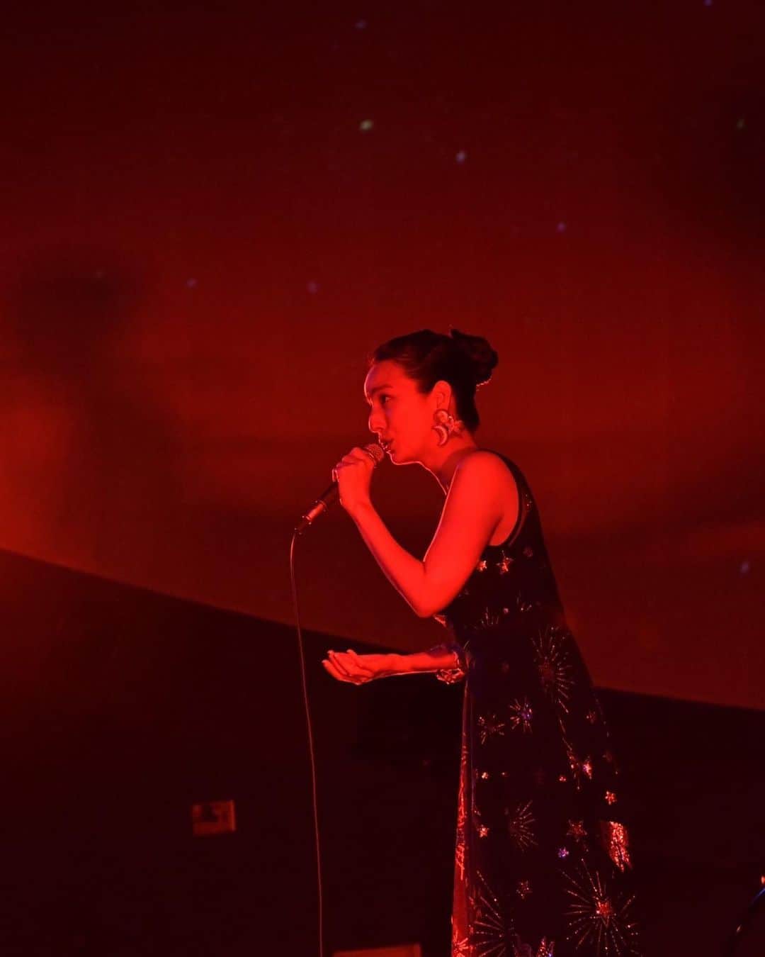 レイヤマダさんのインスタグラム写真 - (レイヤマダInstagram)「プラネタリウムライブ、山陰の八雲の空から星の明かりが漏れているようでした。幻想的な空間で、様々な想いが巡りました。 曲は島根県宍道湖に浮かぶ「嫁が島」に伝わる伝説をもとに書いた「えにしのうた」です。 #島根 #松江 #matsue #shimane #ライブ #live  #プラネタリウム #planetarium #レイヤマダ #島根県 #親善大使 #松江市 #観光大使」7月3日 20時01分 - rayyamada_dayo