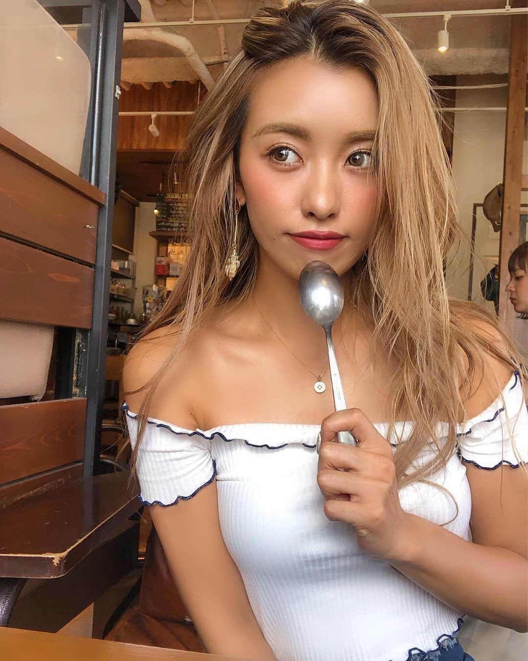 NAHOさんのインスタグラム写真 - (NAHOInstagram)「こないだのlunch time🍽💋 . . 今年もなちは黒肌かなっ🥴❤︎ こないだ沖縄で焼けたのに梅雨入って曇り雨ばっかで、 もう肌がもどってきた👀ww . . 昔から日サロ行く派ぢゃなかったんだけど、 今年は夏が来るまでなぜか我慢できなくてw🌞 ちょっと日サロ行ってみよっかなーって考え中 🤔🎶 . . . #cjd_naho #cyberjapan #cyberjapandancers #dancer #girl #japanesegirl #me #makeup #lunch #summer #blackskin #dayoff #pic #サイバージャパン #サイバージャパンダンサーズ #なち #なちぽん #NAHO #ダンサー #休日 #ランチ #夏 #黒肌 #梅雨終わらないかな #夏カモン」7月3日 20時01分 - naho25__kai_noa