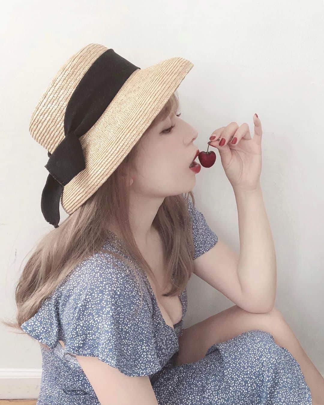 puinpiさんのインスタグラム写真 - (puinpiInstagram)「American Cherry🍒 ： New yorkでおやつにしてるのは アメリカンチェリー♡ ほんとおいしくて、止まらない…🍒 アメリカンチェリーってこんなおいしかったっけな🤔？ ： ： 今回の旅に連れてきたhatは、 石田製帽さんとコラボしたAudrey hat♡ ： スーツケースや、 ピクニック行くのにトートに入れたりしてるけど、ほんと型くずれしなくて、 1つ1つ職人さんが作っているからこそだと、実感します❤︎ ： hatの再入荷は、7/7 PM21:00です♡予約販売♡ ： ： 前回予約の方への発送は、順次始まっているのでもう少しまってね🥺🙏🏻 ： ： #Pui#Puishop#hat#帽子#石田製帽#コラボ#ストローハット#アメリカンチェリー#さくらんぼ#ニューヨーク#赤リップ#マンハッタン#ワンピース#タビジョ#女子旅#プイ」7月3日 20時03分 - puinpi