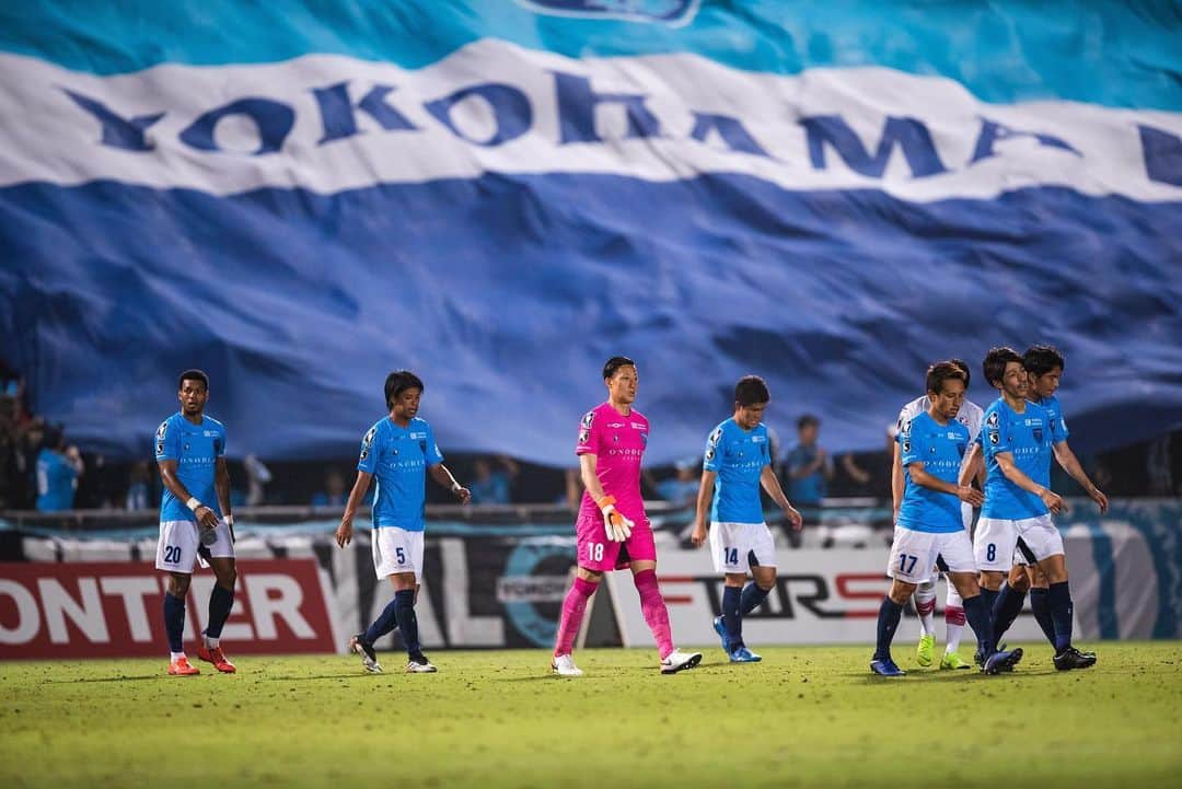 横浜FCさんのインスタグラム写真 - (横浜FCInstagram)「- 勝利のビッグフラッグ。 #内田智也 - #yokohamafc #HAMABLUE #HAMAPRIDE #三ツ沢を青にそめよう #jleague #BIGFLAG #ニッパツ三ツ沢球技場」7月3日 20時03分 - yokohamafc_official