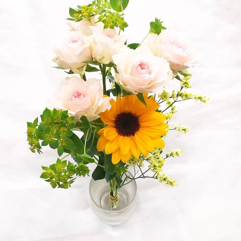 Bloomee LIFEさんのインスタグラム写真 - (Bloomee LIFEInstagram)「・ 🌼お届けしたお花のご紹介🌼⠀ （レギュラープランのお花） ・⠀ □ひまわり □カスミソウ □センニチコウ □スプレーカーネーション⠀ □スプレーバラ …etc  それぞれのお花屋さん毎に お客様にお花を楽しんでも貰えるように 夏らしいアレンジを加えて下さっています😊  皆さんのお手元には どんなブーケが届いたでしょうか✨💐 ・ #bloomeelife#ブルーミーライフ#花のある生活#花好きな人と繋がりたい#おうち時間#花部#花写真#花が好き#花を飾る#暮らしを楽しむ#日々の暮らし#丁寧な暮らし#日々#お花のある暮らし#ナチュラル#素敵な休日#暮らしを整える#くらしのきほん#日々の暮らしを楽しむ#丁寧に暮らす#女子力向上委員会#すっきり暮らす#ナチュラルインテリア#シンプルに暮らす#賃貸インテリア#リビング#こどものいる暮らし#家づくり#マイホーム記録#日常」7月3日 20時03分 - bloomee