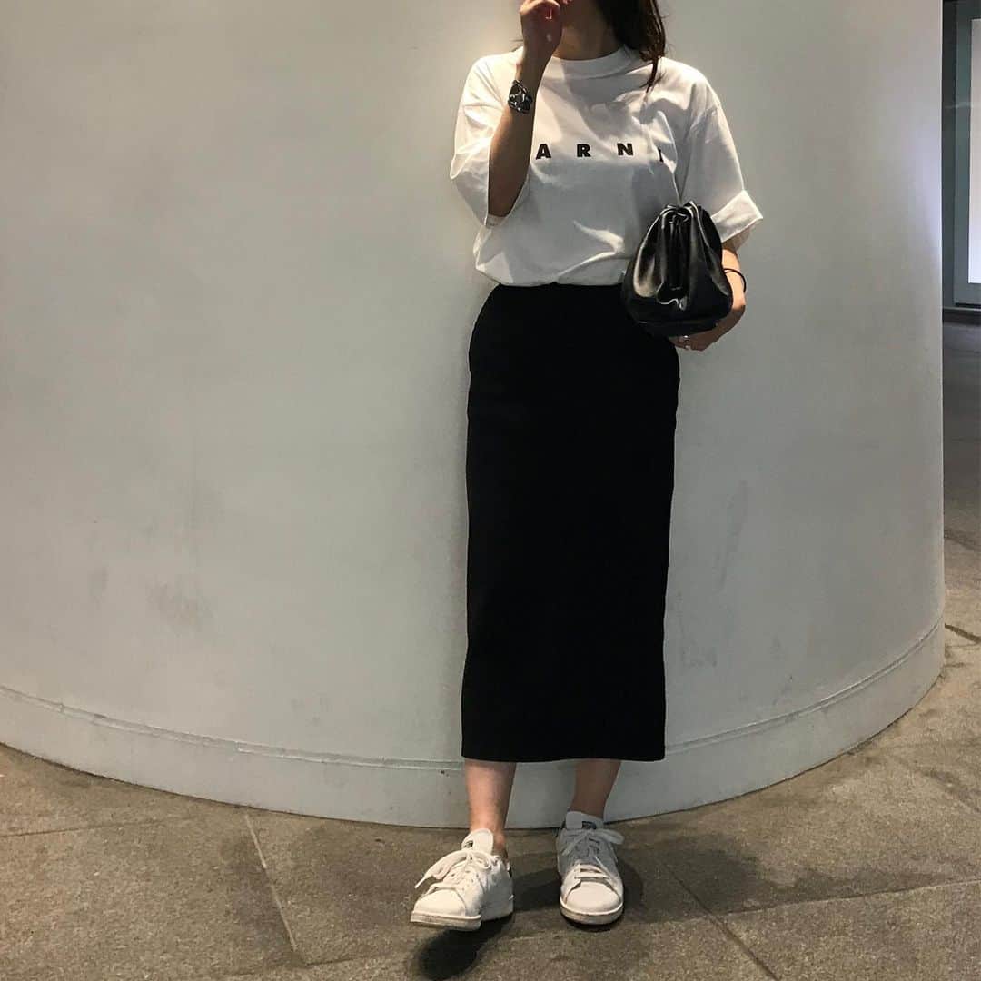 liiiiche23のインスタグラム：「・ ・ 雨の日…スニーカーしか履けない…  @uniqlo のタイトスカート楽チン❣️ ・ ・ #code #coordinate #fashion #ootd #outfit #outfitoftheday #dailylook #dailylook_japan #instagood #instafashion #marni #マルニ #uniqlo #uniqloginza #ユニクロ #リブタイトロングスカート #タイトスカート #bottegaveneta #newbottega #ボッテガヴェネタ #ボッテガ #adidas #adidasshoes #アディダス #stansmith #スタンスミス #tiffany #tiffanyandco #ティファニー #ボーンカフ」