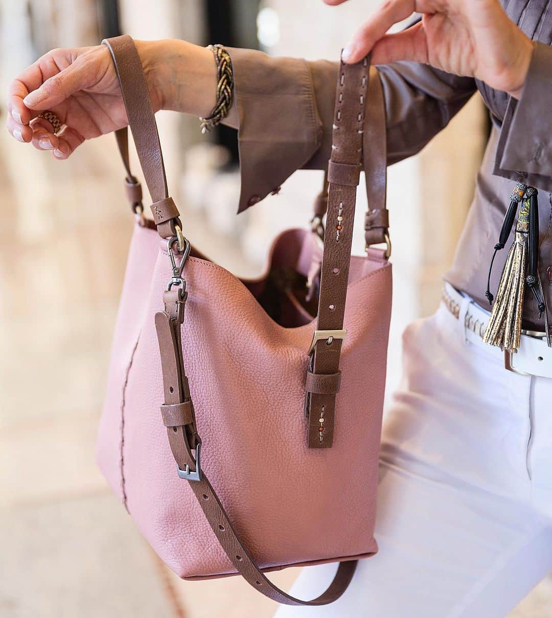 エンリーベグリンのインスタグラム：「Handmade bag Henry Beguelin.  #henrybeguelin#vegetaltannedleather#urban#style#evergreen#bag#」
