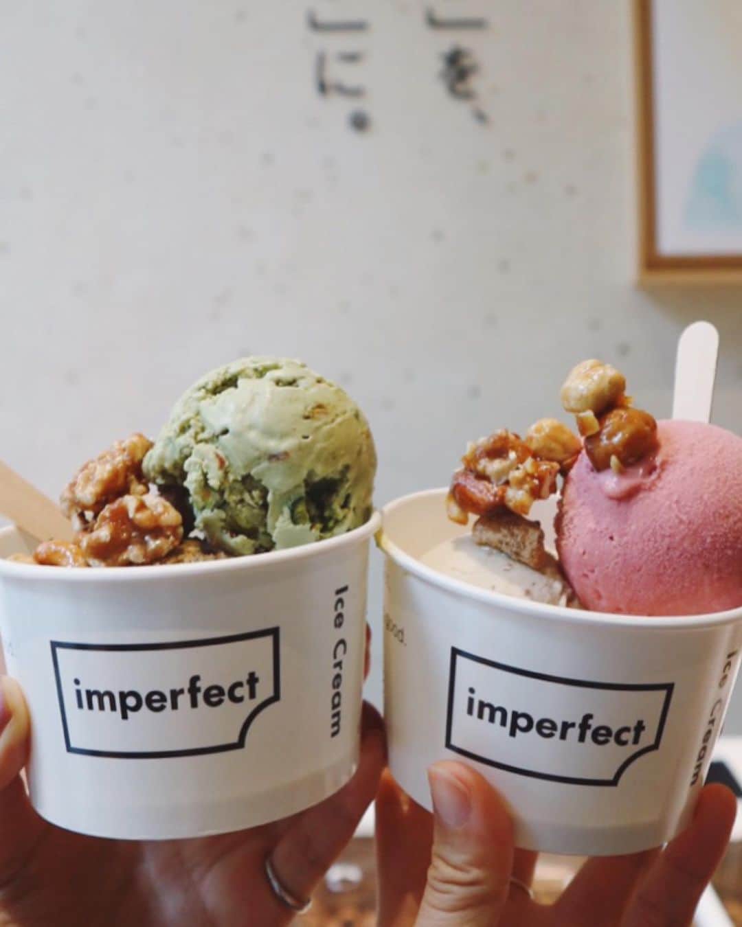 猪鼻ちひろのインスタグラム：「🍫🍨☕️﻿ Do well by doing good. あなたの「おいしい」を、だれかの「うれしい」に。﻿ ﻿ 7/4(木)に表参道ヒルズ1階にオープンする 「imperfect表参道」の内覧会にお邪魔してきました☕️﻿ ﻿ アイスもラテもシュークリームもブラウニーも すごく美味しかった🥰(ついつい食べ過ぎ)﻿ ﻿ 「imperfect」とは「不完全」という意味で、 ﻿自分たちで出来る事から少しでも世界や社会を良くして 社会課題を解決することを目的とした、well foodのお店。 ﻿ 素敵なコンセプトに感動し、洗練されたお洒落な空間にうっとり☺️﻿目でも楽しめる場所でした。﻿ ﻿ お会計後に渡されるチップで自分が応援したいプロジェクトに投票するのですが、わたしは "森と生き物の命を守ろう" に投票したよ。﻿ ﻿ 美味しいものを食べて、社会や環境や誰かの為になるって とっても嬉しいです♡﻿ #imperfect表参道﻿ #あなたのおいしいをだれかのうれしいに ﻿#アイス #コーヒー #ラテ #美味しかった  #ウェルフード#dowellbydoinggood #pr #omotesando #cafe」