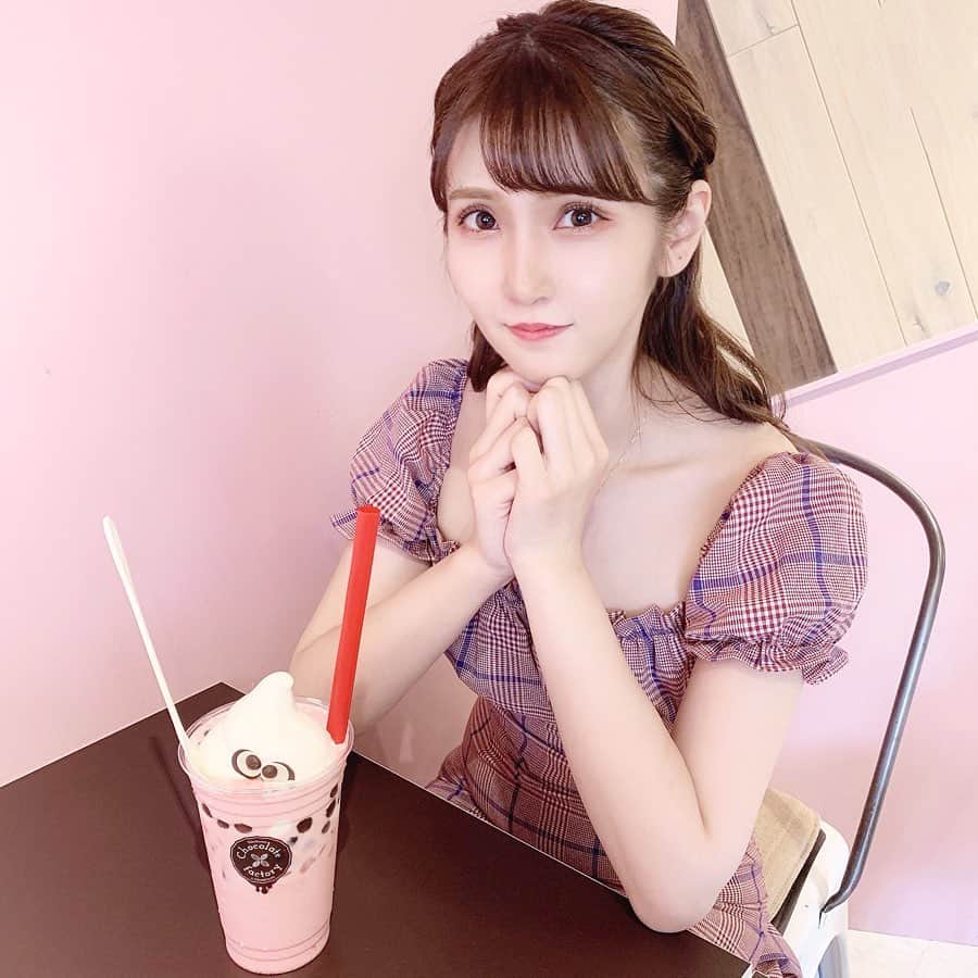 五十嵐茉優さんのインスタグラム写真 - (五十嵐茉優Instagram)「ㅤ ㅤ 横浜大世界でタピタピしてきました😯💓 ㅤ 1階には7/5(金)からオープンする @tapio_cha でチーズフォーム黒糖ラテを 一足お先に頂きました🌟 大きめの黒糖タピオカがもちもちで チーズフォームとも相性抜群で美味しかったよ𓂃 𓈒𓏸 ㅤ 7/5(金)〜7/7(日)の3日間オープン記念で 黒糖タピオカが50%増量orタピオカトッピングが 無料になるみたい💸！！ ㅤ 2階にある @yokohama_chocolate では 今日から新発売のタピオカモンスターを頂きました！ チョコレートの目が付いててすごいかわいい(´～`)💓 わたしはいちごミルクを飲んだよ🍓 ㅤ 横浜大世界に初めて行ったけど おいしいタピオカのお店が2つもあって とっても楽しかった🤯✨ ㅤ #横浜大世界 #タピオチャ #タピオチャ本店 #tapiocha #横浜チョコレートファクトリー #タピオカ #タピオカ巡り #タピ活 #横浜中華街 #中華街食べ歩き #タピオカ大世界 #横浜 #横浜カフェ #チョコレートファクトリー #黒糖タピオカ #タピオカモンスター」7月3日 20時06分 - mau08us