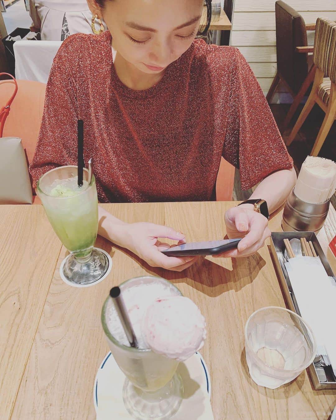 のインスタグラム：「さて、この時誰といるでしょう👭？ . 今日はネイルを直してもらい、 トレーニングへ行き、 頭痛に変わってしまった首の凝りを取りに整体に行きました！ いつものところが空いていなかったから、 という理由で偶然見つけて駆け込んだ整体院の先生がゴッドハンドで衝撃🤡 . ものすごく痛いのですが、 本当に的確かつ博識で素晴らしい先生でした。 でも痛い！！笑 . 施術しながら「この根の深い凝りが取れればきっともっと色んなことを楽しめるよ」とか、 「こんなの(凝りや痛み)を抱えていたら勿体ないよ」とかけてくれる言葉が温かいのが印象的🌸 . 最後に「すっきりしたー！」言ったら「これでいいことあるよ😊」と… 日本の方ではないからなのか、新鮮に感じるほどの優しい優しい笑顔。 激痛指圧の先は心まで晴れやか💓 しっかりつぎの予約をして出てきました😊 . 今夜はよく眠れそう😴 #3歳#ママモデル#男の子ママ#整体#トレーニング」