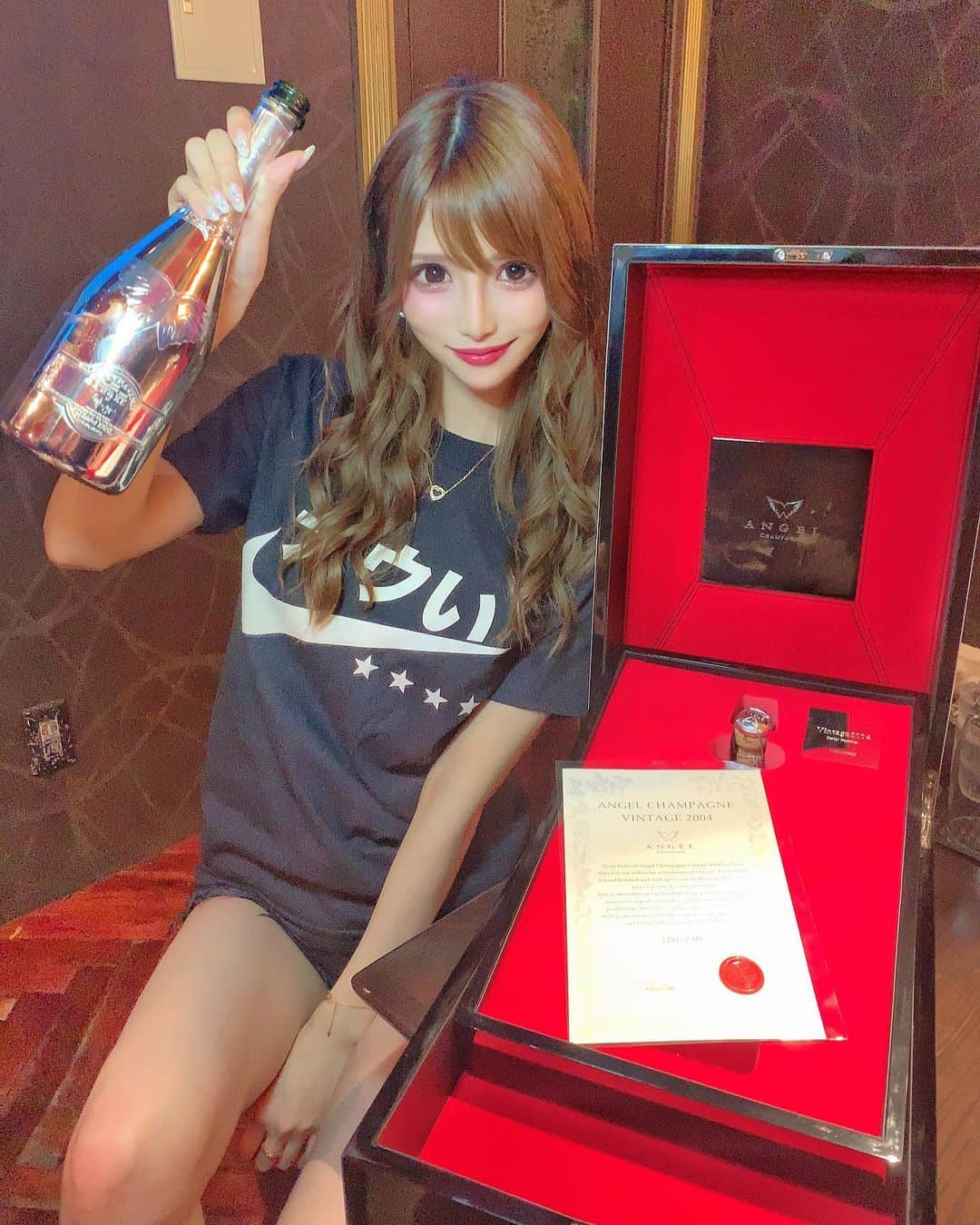 桜咲乃愛さんのインスタグラム写真 - (桜咲乃愛Instagram)「エンジェルシャンパン🦋 ヴィンテージ🍾🍾🍾💓✨ 初おろしの時🤣💓⭐️ ボーイさんビビりすぎて空けるまでテイク4だったの面白すぎるから載せるね🤣💓笑  もう最後の方皆ツボ入りすぎて何でも笑っちゃってた🤣🤣🤣 ボーイさんも女の子も皆仲良しで それに付き合ってくれるお客様もほんとに優しくていいお店です😆♥️🥂 みんなで楽しいのがいちばん💕😆🍀 最初シリアルナンバー気付かなくて紙邪魔だとか言ってすいません（笑）  エンジェルヴィンテージが一番好き〜😆💕💕⭐️🍾 限定品でいつもお店にあるわけじゃないけどある時また飲みたいな💓✨ 一緒に飲んでくれる人募集してます💖予約してね😆💕🥂 ほんと楽しかった💖 ありがとうございました🎀✨ #エンジェルシャンパン#エンジェルヴィンテージ#エンジェルシャンパンビンテージ2004 #angelchampagne #歌舞伎町#歌舞伎町キャバ嬢 #クラブナウ#桜咲乃愛」7月3日 11時23分 - noasama1101