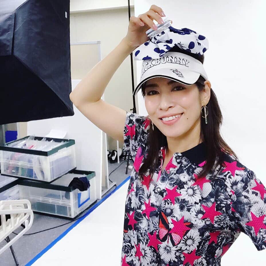 のインスタグラム：「撮影中のキュルキュル代表 @yumyum0423 です😉  前回の解説動画(BOAバイザー)が好評だったので、次は今季充実してる「氷嚢」🍧﻿🎐を撮ってみます🥳📹 ﻿ 氷嚢は、1人1つは持って欲しいと願う💦 炎天下の必需品 ⛳️🌞﻿﻿ ﻿ ﻿ 動画アップ、待ってて下さいね！﻿😊 ﻿ ﻿ ﻿📝 写真で着てるもの 氷嚢は、クアルトユナイテッド バイザーは、ジャックバニーのどらシリーズ﻿ トップスは、ダンスウィズドラゴン﻿のこれから上がる新作 ﻿﻿ ﻿ ﻿ #最近動画にはまってます﻿ #熱中症予防グッズ﻿ ﻿ ﻿ #ゴルフコーデ #トレーニング女子 #ゴルフ好き #ゴルフ女子 #スポーツ女子﻿ #筋トレ女子 #ゴルフファッション #ゴルフウェア #curucuru #ゴルフばか #ゴルフ好き #ゴルフ上手くなりたい #ゴルフ初心者 #골프중독 #골프 #ゴルフ三昧」