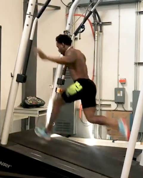のインスタグラム：「Mission: get to the weekend. Inspiration: fastest in the rugby game @carlinisles vs. a treadmill💨💨, post ankle injury and all. 🏃‍♂️: Pro Rugby Player Carlin Isles #train #sprint #run #technique #focus #redbull #givesyouwings」