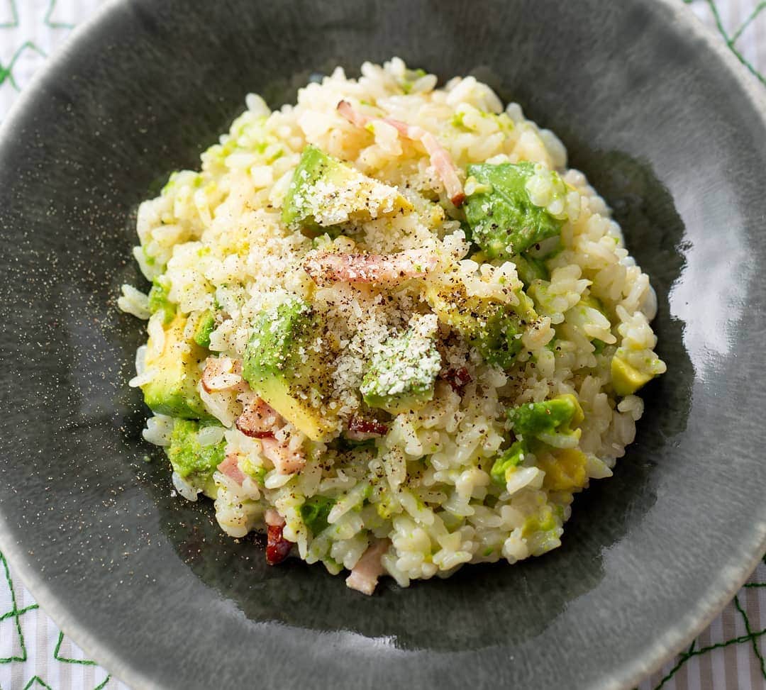 のインスタグラム：「炊飯器でお手軽アボカドリゾット🥑🥄 . 炊飯器で炊くだけの簡単な一品✨アボカドの緑が鮮やかなまま炊き上がります🎶 . 材料（2人分✌️） ・米1合 ・水150ml ・アボカド1個 ・ベーコン30ｇ ・玉ねぎ1/4個 ・固形コンソメ1/2個 ・牛乳200ml ・塩少々 ・こしょう少々 ・パルメザンチーズ適量 ・粗びき黒こしょう適量 . 🍴作り方🍴 . 1.米はサッと洗ってザルに上げる。ベーコンは短冊切り、玉ねぎはみじん切りにする🔪 アボカドは皮と種を除き、ひと口大に切る🥑 . 2.炊飯器に、1のアボカドの半量以外を残して入れ、水、コンソメを入れ早炊きモードで炊飯する✨ 炊飯が終わったら、牛乳と残りのアボカドを入れ、保温モードで10分ほどおき、塩、こしょうで味を調える🥄 . 3.器に2を盛りつけ、パルメザンチーズと粗びき黒こしょうを振りかける🍴 ※炊飯時、早炊きモードにすると、アルデンテに仕上がり、時間短縮にもなります🎵 . . #ドール #dole #アボカド #リゾット #時短 #炊飯器 #レシピ #健康 #フルーツ #avocado #fruits #vegetables #foodie #instafood #cooking #food #recipe」