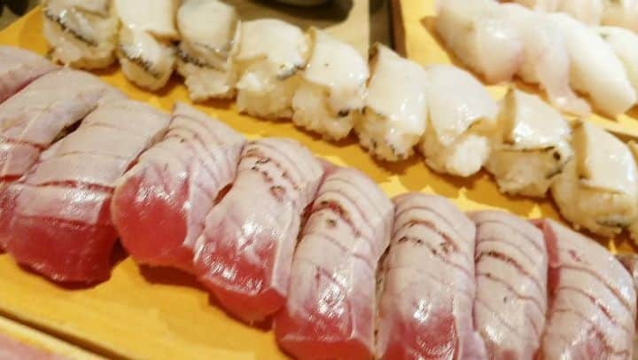 石関友梨のインスタグラム：「とりあえずまず、お寿司70巻ずららー！ #築地日本海 #新宿 #期間限定 #食べ放題 #時間無制限 #獺祭など日本酒なども飲み放題 #幸せすぎた #ちょっと前のこと #予約困難 #美味しすぎた #高級寿司 #大トロ #雲丹 #まさに寿司三昧」