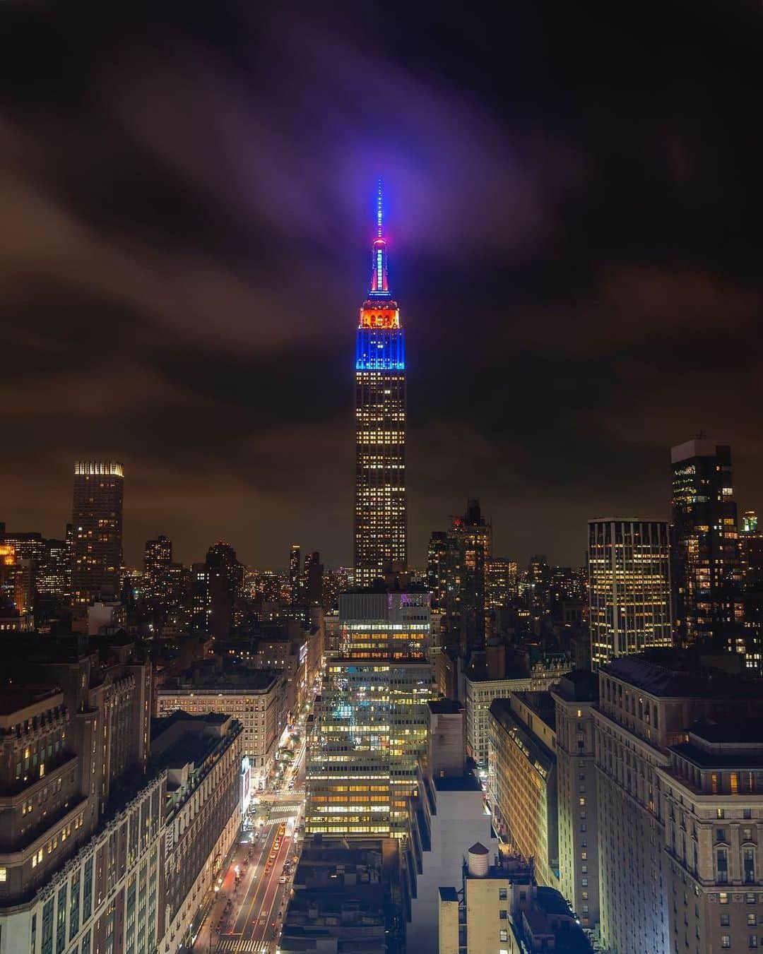 Empire State Buildingさんのインスタグラム写真 - (Empire State BuildingInstagram)「We're celebrating the @mets win tonight with 10 minutes of sparkles followed by static lights in blue & orange! #EmpireStateBuilding #LGM ⚾️ . 📸: @captiv_8 👏 . . . . . . . . . . . . #nyc #lgm #letsgomets #esb #yankees #empirestateofmind #loves_nyc #ny_uncut #ilovenewyork #travelgram #bigapple #pinstripepride #newyork_world #newyorkcitylife #thisisnyc #ilove_newyo #nycdotgram #city_of_newyork #ig_nyc #what_I_saw_in_nyc #newyorklike #newyork_instagram #nyclife #newyorklife #subwayseries #mets #new_york_shots #yankees #igrecommend」7月3日 11時25分 - empirestatebldg