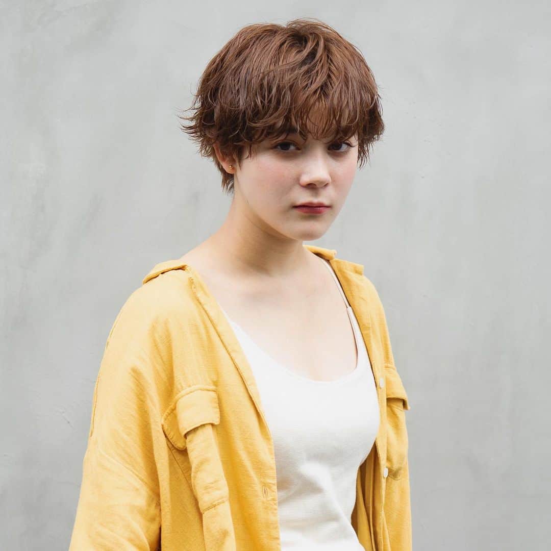 野口和弘のインスタグラム：「おはようございます。 . hair @cieca.noguchi  make  @cieca.nana . #ciecanoguchi#hairstyle#haircolor#shorthair #bobhair#longhair#fashion #hairarrange#ショートボブ#ショートヘア#ボブスタイル#グラボブ#ボブウルフ#オレンジュ#ハイライト#ハイトーン#ブリーチ#グレージュ#ヘアアレンジ#グラデーションカラー#シースルーバング#アクセサリーバング#ヘアカラー#ヘアカタログ #ヘアセット#外国人風#表参道#原宿#美容室」