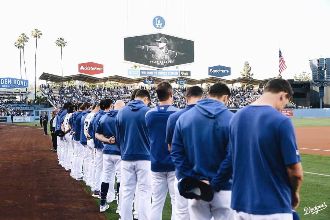 Los Angeles Dodgersさんのインスタグラム写真 - (Los Angeles DodgersInstagram)「A moment of silence for @angels pitcher, Tyler Skaggs.」7月3日 11時28分 - dodgers