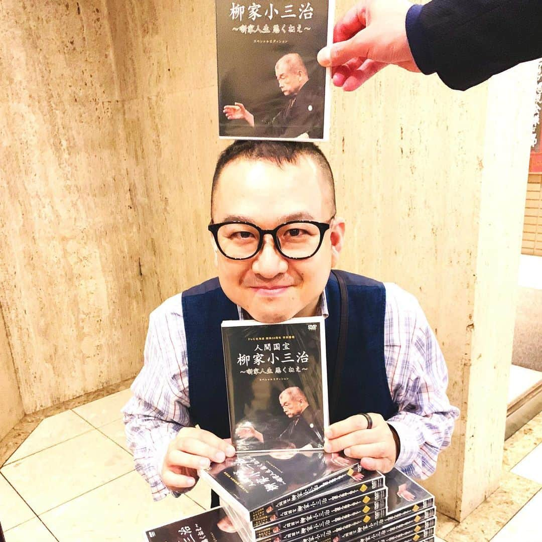 柳家三之助さんのインスタグラム写真 - (柳家三之助Instagram)「DVD「人間国宝 柳家小三治〜噺家人生悪くねえ〜」 受注担当より耳寄りのお知らせ。https://yanagiyakosanji.com/ から注文を頂いた方の中から毎月抽選で2名様にあなたの名入りの小三治の色紙をプレゼント。俺もそんなの持ってない（笑） #rakugo  7月5日の札幌・六花亭落語会でも18時より販売します。落語会のチケットを持ってない方でも、ロビーにて買えるそうですよ。#sapporo」7月3日 11時28分 - sannosuke