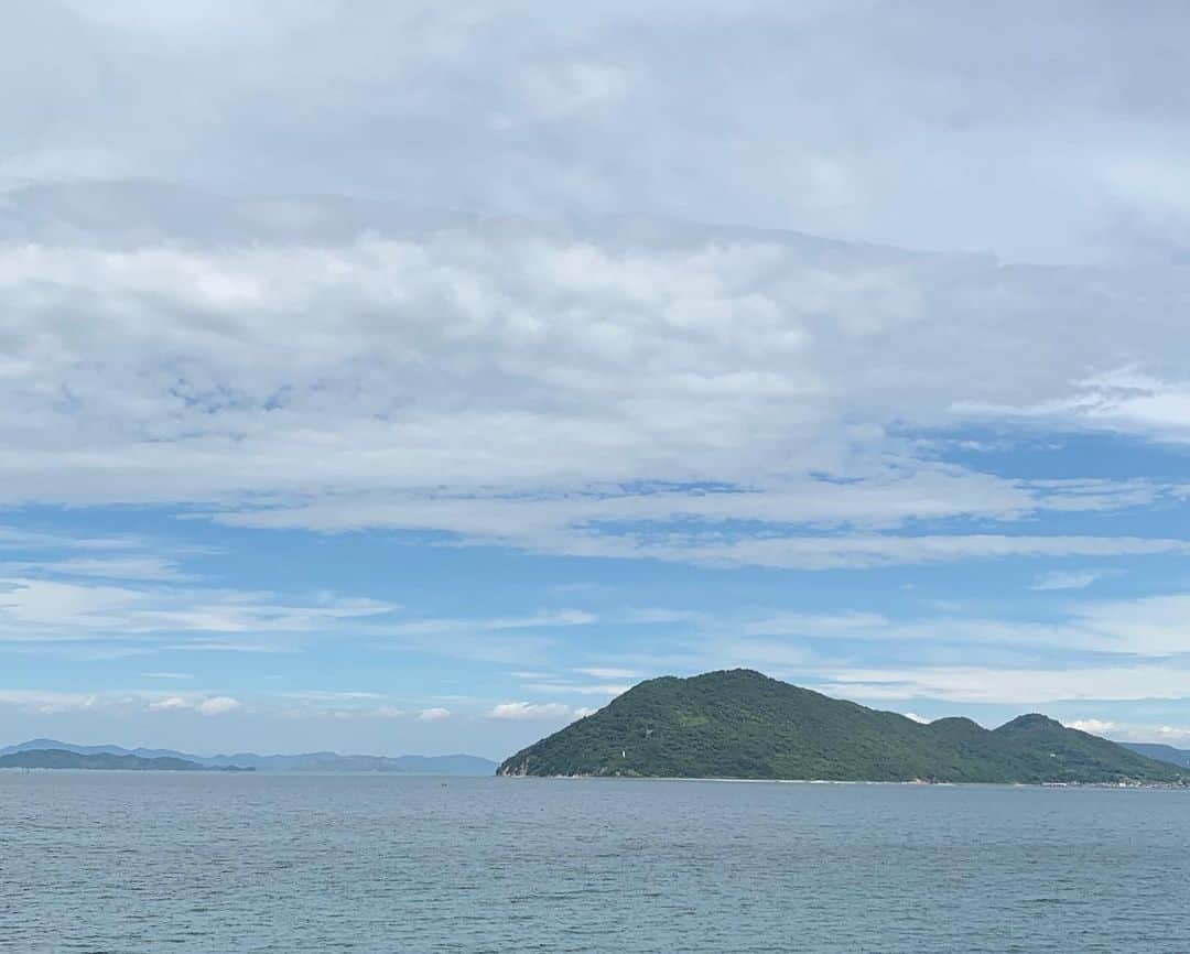 hirokoさんのインスタグラム写真 - (hirokoInstagram)「🌱2019.7.3（水） ✽.｡.:*・ﾟ #お昼ごはん ・ 先週金曜日のお昼ごはんです💦 娘と東京へ行く前に娘と行った#ランチ あいにくの曇り空☁️ でもそのおかげで外のテラス席で食べられた ・ #ノースショア高松  にて 金曜日#日替わりランチ の ▪︎牛100%ハンバーグタプナードソース 目玉焼きでハンバーグ見えでせんけど💦 ▪︎スプラウトグリルチキンサンドイッチ ・ 野菜たっぷりで美味しかった #満足ごはん でした ・ ・ ・ ▫️--------------------end--------------------▫️ #香川県 #ノースショア #高松 #シーサイドカフェ #カフェ #cafe #ハンバーグ #サンドイッチ #インスタ映えスポット #海 #ランチ ・」7月3日 11時30分 - hiropon0201