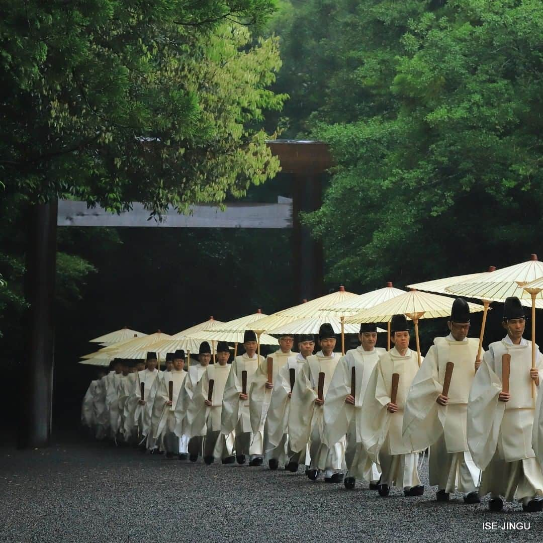 伊勢神宮さんのインスタグラム写真 - (伊勢神宮Instagram)「#伊勢神宮 #神宮 #神社 #心のふるさと #内宮 #大祓 #夏越の祓 #雨 #和傘 #ISEJINGU #JINGU #SOUL_of_JAPAN #Japan #Jinja #Shinto #Naiku #Oharai #Japaneseumbrella #rain」7月3日 11時31分 - isejingu.official