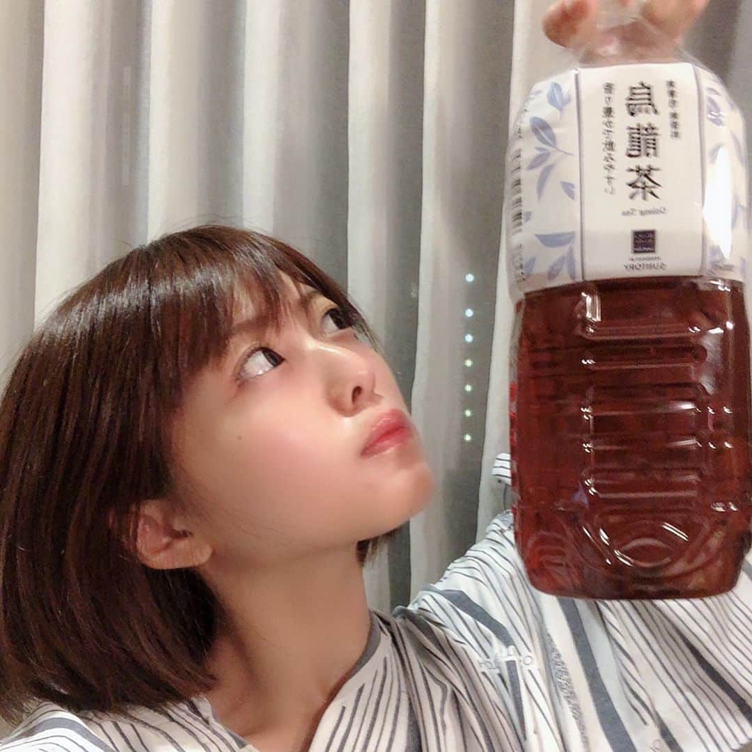 比良祐里のインスタグラム：「でっかいお茶と私。 （今治に出張だった時の） 連泊出張はこれに限る💪 OL時代牛乳パック型のジャスミン茶にストロー挿して爆飲みしてた記憶🙄💓 #今治 #道後温泉 #温泉旅行 #浴衣」