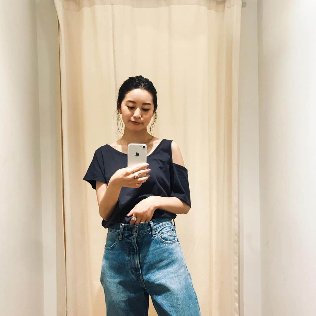 Eri Koyamaさんのインスタグラム写真 - (Eri KoyamaInstagram)「. #アシメデザインショルダーTee チャコールグレー . 入荷して即完売してたけど、 只今再入荷中〜🤲🏻💜 見せたくないところは隠れてくれて、 これ用に下着を選ばなくていいところがなんとも！！ . @ungrid_official  @ungrid_staffsnap #ungrid #shop_ungrid_eri #fashion #coordinate #153cm」7月3日 11時41分 - 6ri___k