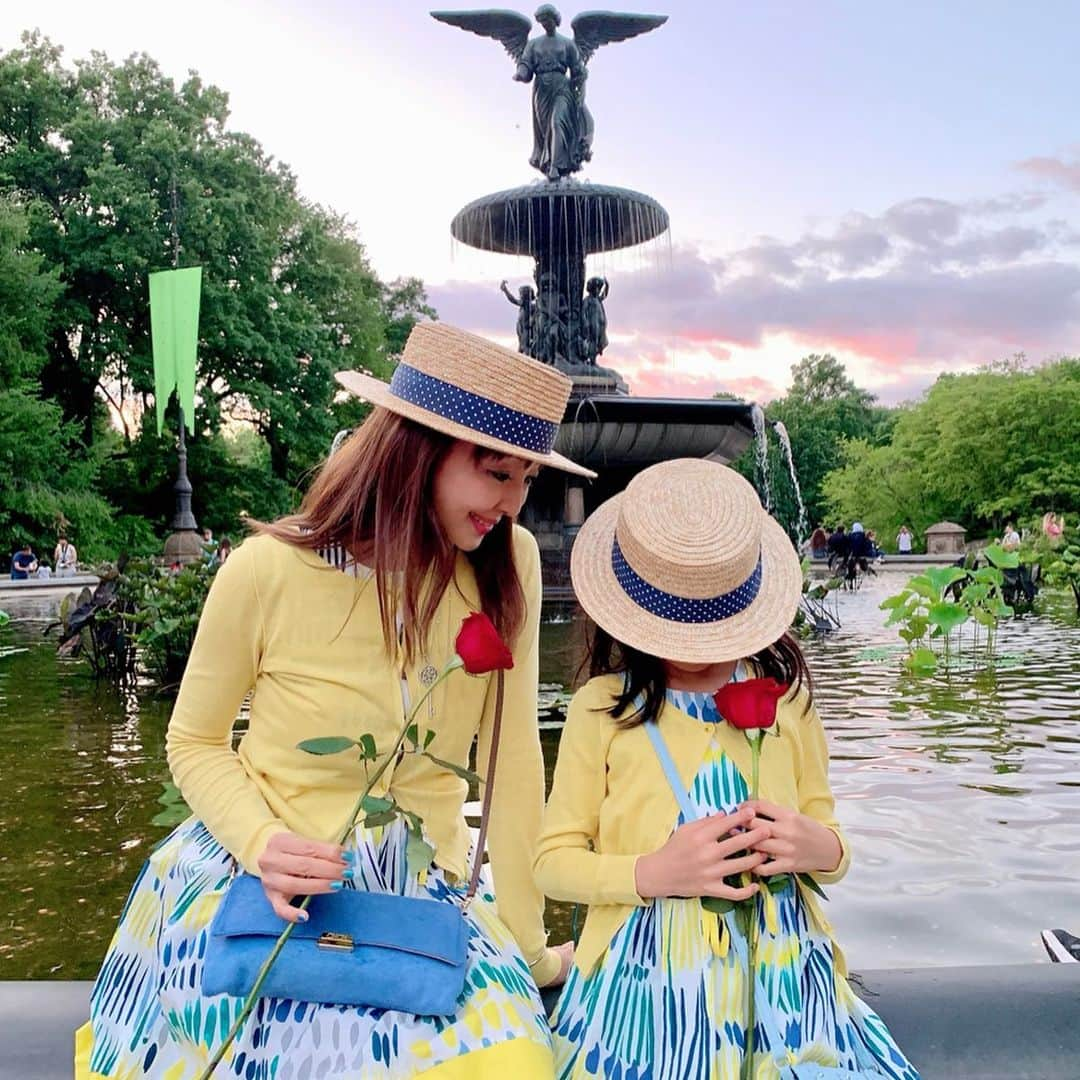 神田うのさんのインスタグラム写真 - (神田うのInstagram)「The Central Park became one of my daughter’s favorite spot. A horse carriage ride as requested. 😘 #nyc#newyork#newyorkcity#manhattan#マンハッタン#ニューヨーク#ニューヨーク旅行#家族旅行#centralpark#セントラルパーク#やっぱり#美しい#公園#ストロベリーフィールズ#strawberryfields #ジョンレノン#johnlenno#馬車#horsecarriage#母娘#親子リンクコーデ#親子コーデ#お揃いコーデ#matchingfashion#matchingcordinate#神田うの#unokanda」7月3日 11時35分 - unokandaofficial