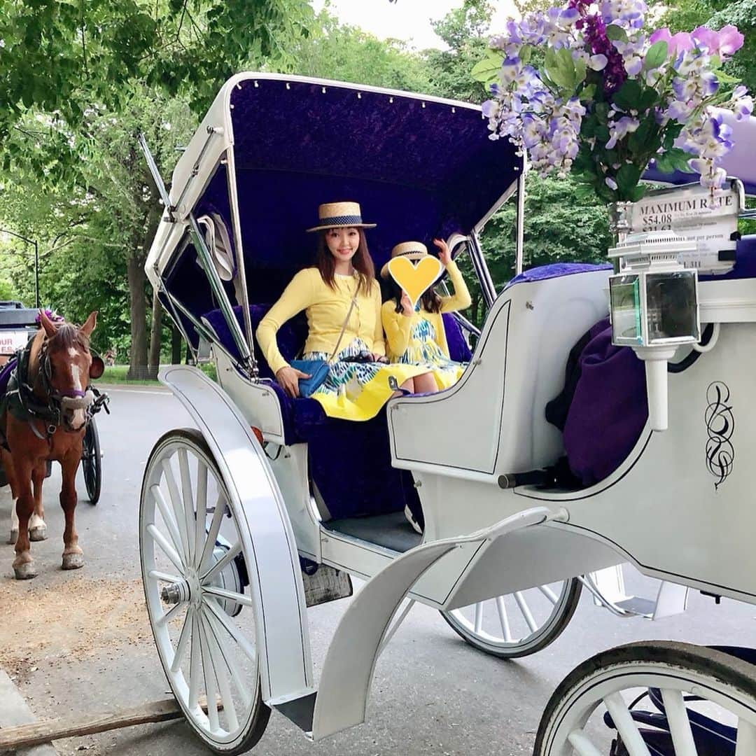 神田うのさんのインスタグラム写真 - (神田うのInstagram)「The Central Park became one of my daughter’s favorite spot. A horse carriage ride as requested. 😘 #nyc#newyork#newyorkcity#manhattan#マンハッタン#ニューヨーク#ニューヨーク旅行#家族旅行#centralpark#セントラルパーク#やっぱり#美しい#公園#ストロベリーフィールズ#strawberryfields #ジョンレノン#johnlenno#馬車#horsecarriage#母娘#親子リンクコーデ#親子コーデ#お揃いコーデ#matchingfashion#matchingcordinate#神田うの#unokanda」7月3日 11時35分 - unokandaofficial