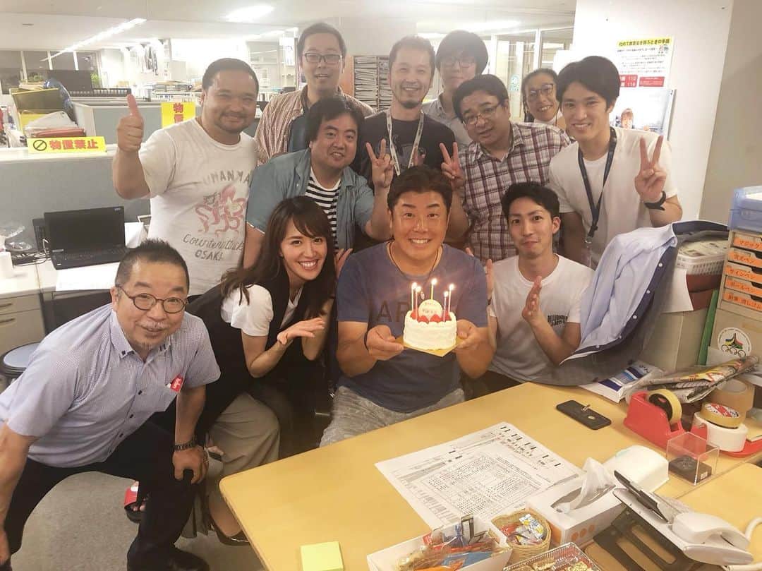 のインスタグラム：「. プロ野球ニュース チーム火曜日🕺⚾️ . キャプテンである野村弘樹さんの ハッピーバースデー🎂🎁を 放送後にサプライズで決行⭐︎ . さわやかな小麦肌！ツヤツヤ！ ケーキを箸で食べる豪快さ！笑 50歳には全く見えません🤩 . お誕生日おめでとうございます🎉🎂 #プロ野球 #プロ野球ニュース #野村弘樹 さん #お誕生日 #おめでとうございます」