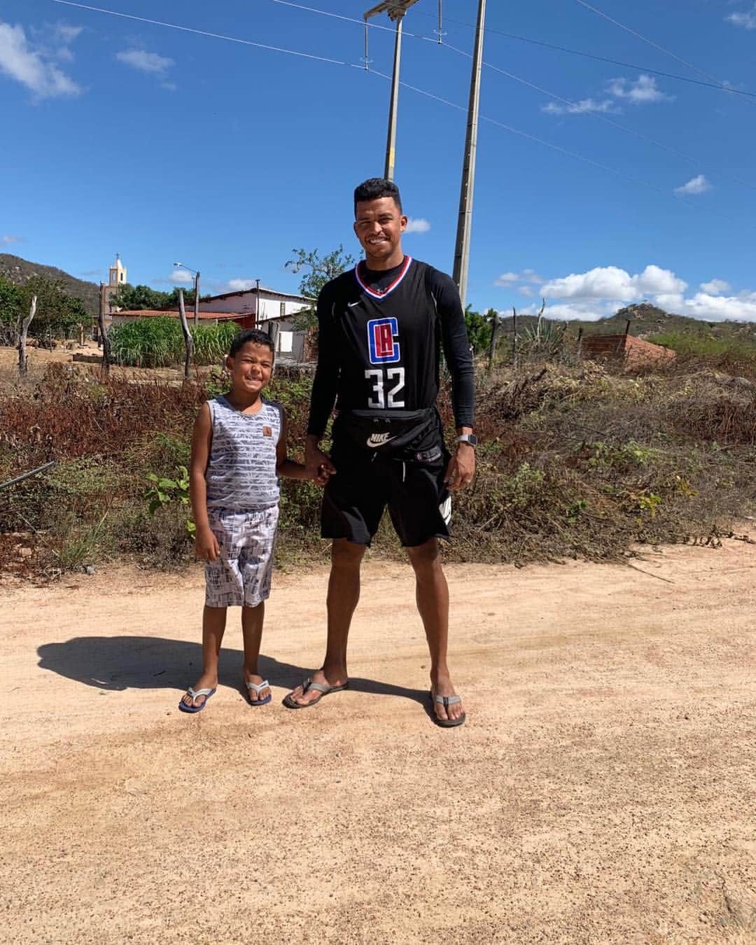 アデルラン・サントスのインスタグラム：「Sou do sertão acostumado a esperar a chuva!! que quando chegar não molhar!! Então sobrenome agradecer  a Deus por tudo !!! 💚🤔🤔」