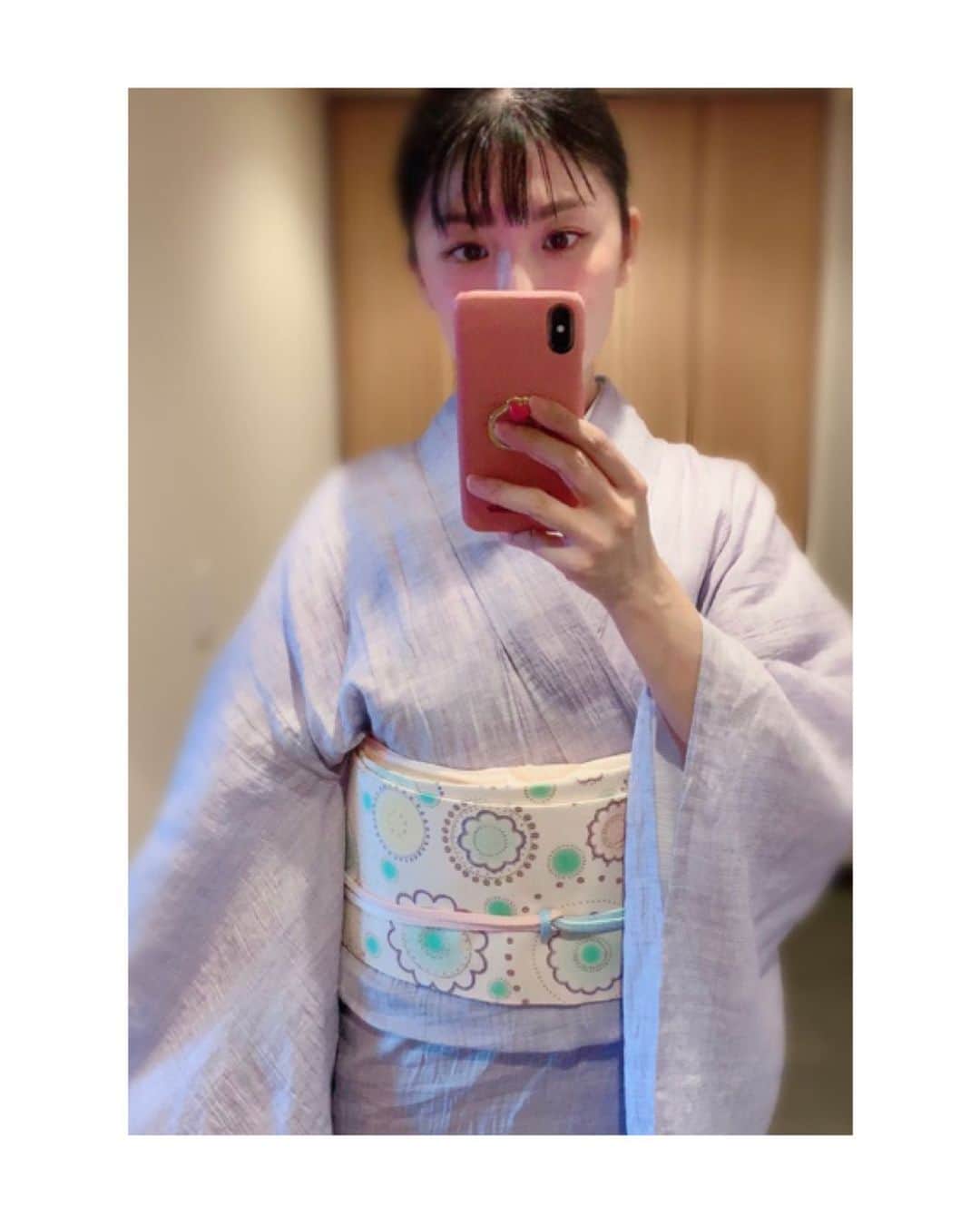 川村亜紀さんのインスタグラム写真 - (川村亜紀Instagram)「先程アップしたパステル柄の帯を合わせた様子です。 今の時期大活躍の楊柳地のお着物とも相性抜群です。 このキキララのようなパステル調の可愛いらしさを日常に取り入れられる楽しさが堪りません✨ お食事に行った先でも帯をお褒めいただき嬉しかったです。  #kimono #kimonocordinate #japanesekimono #japanesetradition #beautifultradition #lovekimono  #instakimono  #お着物 #お着物コーディネイト #日本の伝統 #守るべきもの #帯とお着物 #帯締めと帯揚げ #お草履とバッグ #組み合わせが楽しい #竹楊柳 #楊柳生地 #洗えるお着物 #着物屋くるり #長吉呉服店 さん #二部式帯 #亜紀の和装記録」7月3日 11時52分 - _aki1015_