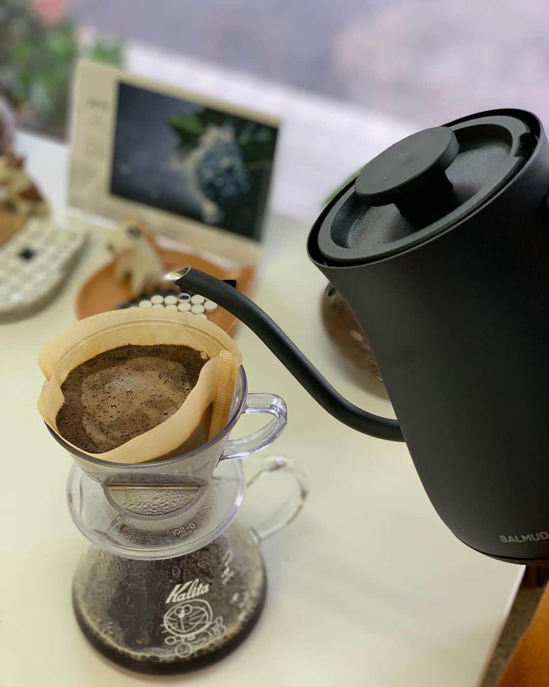 株式会社中川忠工務店さんのインスタグラム写真 - (株式会社中川忠工務店Instagram)「◎今まで、事務所でお湯を沸かす時に活躍してくれていたティファールくん。﻿ この度、異動が決まりまして、次の移動先は、現場(^^)﻿ ﻿ 事務所には、いただきもののバルミューダの電気ケトルがありまして。﻿ ティファールくんの後釜は、バルミューダくんが勤めてくれることになりました(^^)﻿ ﻿ なかなかカッコいいバルミューダくん。﻿ ﻿ 細い注ぎ口から、なんともスマートに優しいお湯が出てきます♩﻿ ﻿ これが、珈琲好きなわたしにはたまらない！﻿ ﻿ コーヒー豆に、やさしくゆっくりと細長いお湯が注がれて、めっちゃ淹れやすくなりました(^^)﻿ ﻿ 実は、今まではティファールくんで珈琲を淹れてましたが、ティファールくんではお湯がボトボト出てきてました💦﻿ ﻿ 珈琲淹れるようのポットが欲しいなぁと思いつつも。﻿ なんとなく、そのままになっていたズボラなわたし。﻿ ﻿ バルミューダくんのおかげで、珈琲タイムがますます楽しくなります(^^)♩﻿ ﻿ #バルミューダ#balmuda #BALMUDA#電気ポット#おすすめ#珈琲#珈琲ポット#コーヒー#珈琲好き#コーヒー大好き#カフェタイム#休憩#癒しのとき#家電#家電製品#ポット#カッコイイ#男前#おしゃれ#オシャレ#電気ケトル #ドラえもん #カリタ #」7月3日 11時54分 - nakagawachu_koumuten