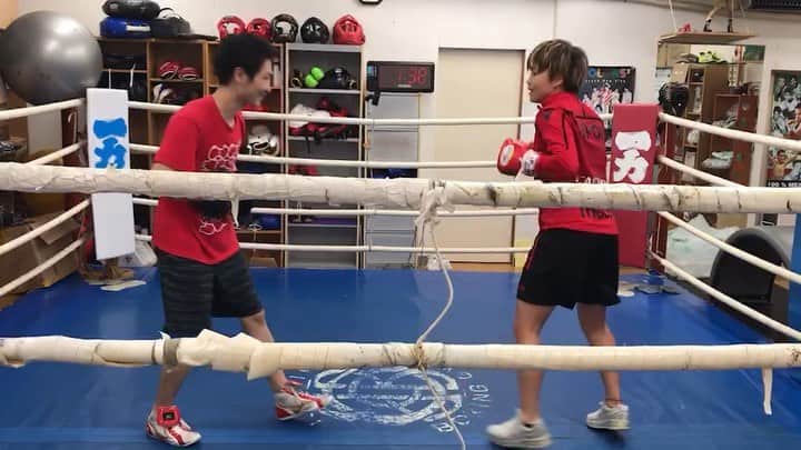 山本摩也のインスタグラム：「. El entrenamiento con el campeón de Pacifico oriental del boxeo🥊💥 Ha sido un placer y estoy muy orgullosa de mi amigo Kuri!  友人のボクサー、現東洋太平洋バンダム級王者の#栗原慶太 とのトレーニング。競技は違えど、通ずるものがあってサッカーに活かせる事見つけた。 ボクシング難しいし疲れるけど超楽しい！笑  栗、ありがとう。」