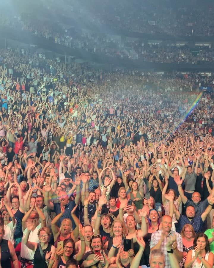ブライアン・アダムスのインスタグラム：「Montréal ❤️❤️ je t'aime. #bryanadamsshinealight」