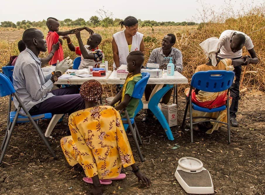 国境なき医師団さんのインスタグラム写真 - (国境なき医師団Instagram)「国境なき医師団（MSF）が南スーダンのある村で、移動診療所の活動をしています。多くの患者さんが集まっていますね！外に置いたテーブルは、受付の代わり！まさに、青空診療所！ここで、MSF看護師らが患者さんから名前を聞いたり、症状を聞いたりして、すぐ近くにある診療エリアに向かってもらいます。青空診療所、なんだか気持ちよさそうですね。 ----------------- 南スーダンについての活動ニュースは公式サイトから。プロフィールのURLリンクからどうぞ→@msf_japan . ----------------- Photo © Frederic NOY/COSMOS  #国境なき医師団 #MSF #南スーダン #移動診療所 #青空診療所 #看護師 #患者 #受付 #診療 #photooftheday #写真部 #写真好きな人と繋がりたい」7月3日 11時56分 - msf_japan