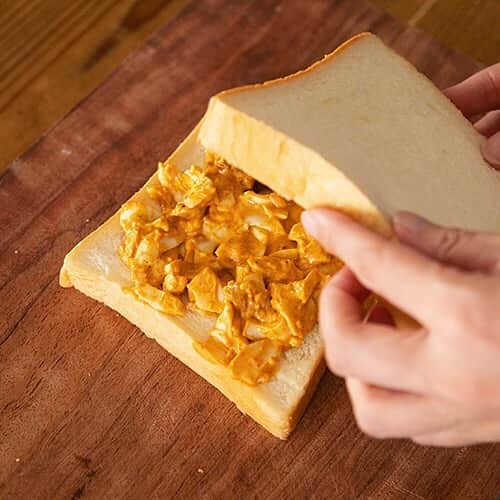無印良品さんのインスタグラム写真 - (無印良品Instagram)「【#休日につくるアレンジレシピ】バターチキンたまごサンド 無印良品の商品を使って、少しのアレンジでいつもと違う手軽でおいしいレシピを紹介します。 今回のレシピは、「素材を生かしたカレー バターチキン」を使った「バターチキンたまごサンド」。 バターチキンの甘くてスパイシーなカレー風味のたまごサンドが、いつもとは違うアジアなテイストになります。 - ■材料　2人分 ・素材を生かしたカレー バターチキン　1/3袋（無印良品） ・卵　2個 ・食パン6枚切り　4枚 ・バター　12g（市販品） A ・マヨネーズ　大さじ1（市販品） ・塩　少々 ・黒こしょう　少々 - ■つくり方　調理時間 20分 1)鍋に湯を沸かし、卵をそっと入れて10分茹で、冷水にとります。 2)殻をむいて黄身と白身を分け、白身を薄切りにします。 3)ボウルに黄身とAを入れてよく混ぜ、さらに白身と「素材を生かしたカレー バターチキン」を加えてよく混ぜます。 4)食パンにバターを塗り、3をのせて食パンを重ね、半分にカットしたらできあがりです。 - #無印良品 #MUJI #mujiレシピ #MUJIrecipe #アレンジレシピ #バターチキンたまごサンド #バターチキン #たまごサンド」7月3日 12時00分 - muji_global
