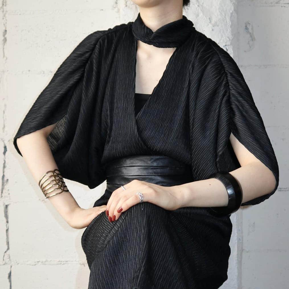 のインスタグラム：「Vintage Pleated Black Dress  #orfeo #kichijoji #tokyo #vintage #used #fashion #coordinate #outfits #オルフェオ #吉祥寺 #東京 #古着 #古着屋 #ヴィンテージ #ユーズド #ファッション #コーディネート  掲載商品のお問い合わせはメールにて承っております。コメント、DMでのお問い合わせは受け付けておりませんのでご了承ください。」