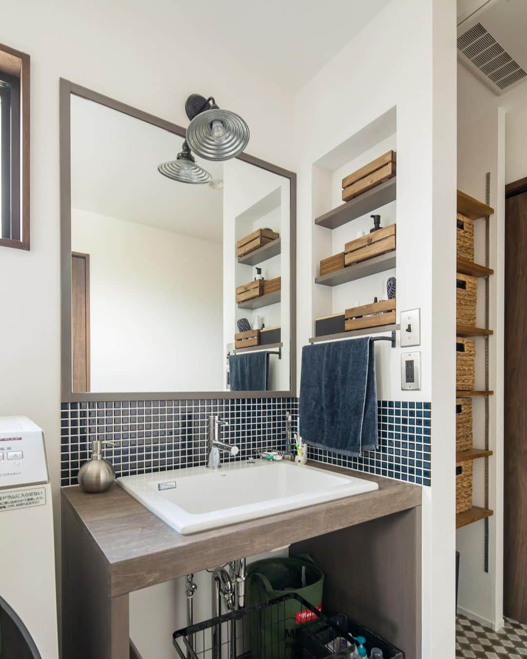 ルポハウス一級建築士事務所さんのインスタグラム写真 - (ルポハウス一級建築士事務所Instagram)「・ ・ ・ やや広めの洗面ルーム。 ・ 造作の洗面台、大きな鏡・照明・タイル・床材などを丁寧にに選んだ、お気に入りの空間です。 ・ ・ ・ 𓐌𓐌𓐌𓐌𓐌𓐌𓐌𓐌𓐌𓐌𓐌𓐌𓐌𓐌𓐌𓐌𓐌𓐌  ルポハウスの施工事例はこちらまで☞ @reposhouse  𓐌𓐌𓐌𓐌𓐌𓐌𓐌𓐌𓐌𓐌𓐌𓐌𓐌𓐌𓐌𓐌𓐌𓐌 #ルポハウス は#ちょっとかっこいい家 を"友人のために" という思いでつくっています。 一生に一度の#マイホーム。 「あなたにしかできない」×「ルポハウスだからできる」で、 私たちだけの#家づくり を思いっきり楽しんでみませんか？！ ・ ・ ・ #住宅 #注文住宅 #新築一戸建て #デザイナーズ住宅  #一級建築士事務所 #設計事務所  #滋賀県大津市 #滋賀県草津市 #滋賀県栗東市  #滋賀県近江八幡市 #洗面台インテリア #造作洗面台 #コラベルタイル柄 #サンゲツクッションフロア #美釉彩 #リクシルタイル#ニッチ収納#洗面台ニッチ」7月3日 12時02分 - reposhouse