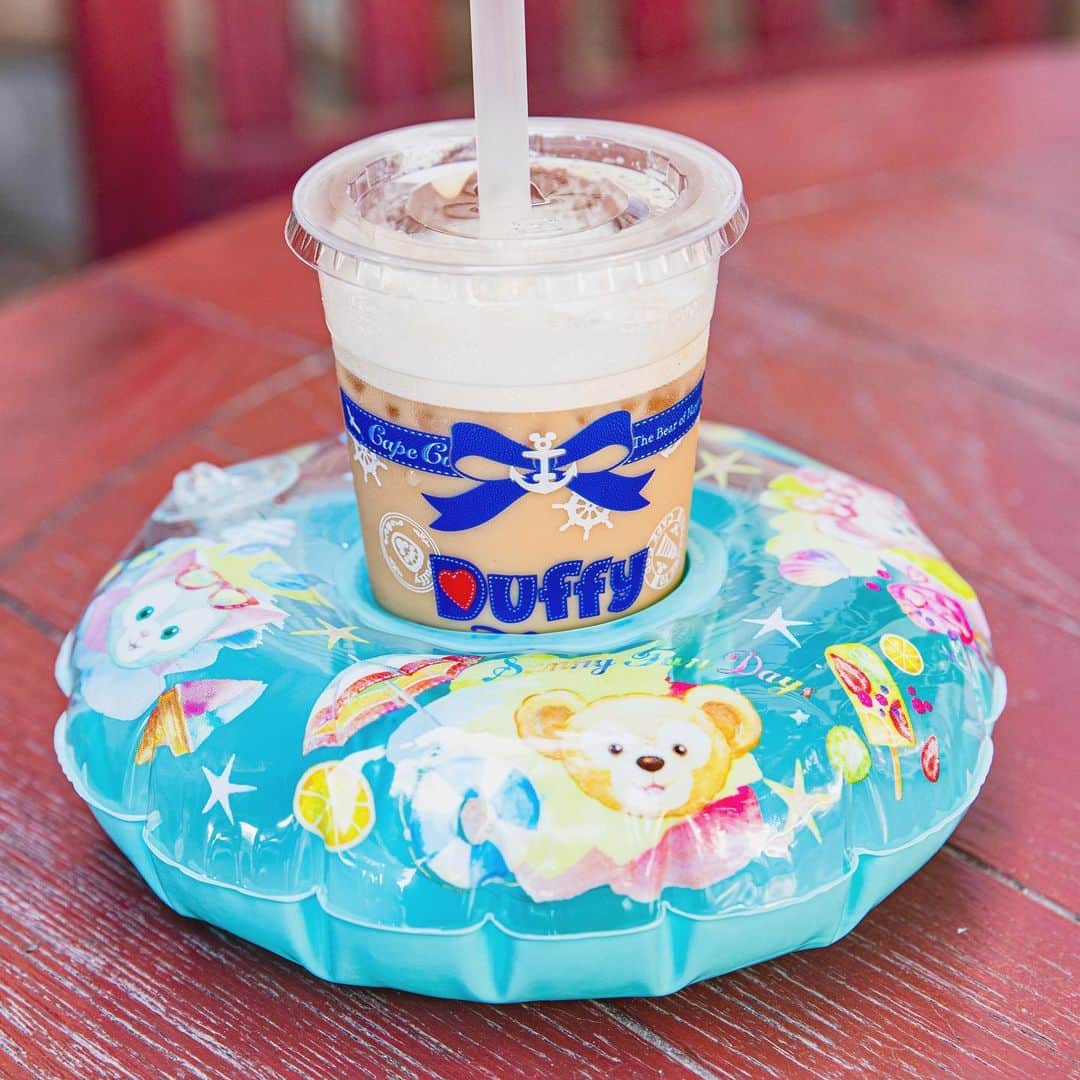 のインスタグラム：「【ダッフィー好き必見🧸東京ディズニーシー「ダッフィーのサニーファン」限定ドリンク】 ㅤㅤㅤㅤㅤㅤㅤㅤㅤㅤㅤㅤㅤ 東京ディズニーシーでは「ディズニー七夕デイズ」と並行して、新プログラム「ダッフィーのサニーファン」を8月27日（火）まで開催中🌻 ㅤㅤㅤㅤㅤㅤㅤㅤㅤㅤㅤㅤㅤ ダッフィーをモチーフにしたお店「ケープコッド・コンフェクション」は、食べ歩きにぴったりなメニューが勢ぞろい✨ ㅤㅤㅤㅤㅤㅤㅤㅤㅤㅤㅤㅤㅤ 中でもおすすめメニューは「アイスキャラメルミルクティー、スーベニアコースター付き」 ㅤㅤㅤㅤㅤㅤㅤㅤㅤㅤㅤㅤㅤ マリン感漂うダッフィーがデザインされたカップの中には、キャラメルがアクセントの甘いミルクティーが⚓️ ㅤㅤㅤㅤㅤㅤㅤㅤㅤㅤㅤㅤㅤ フォトジェニックな浮き輪型のスーベニアに、ドリンクを差し込めば、コースターとしても大活躍！  夏らしいモチーフなのも、これからの時期にぴったりです👒 ㅤㅤㅤㅤㅤㅤㅤㅤㅤㅤㅤㅤㅤ ㅤㅤㅤㅤㅤㅤㅤㅤㅤㅤㅤㅤㅤ 「東京ディズニーシー「ダッフィーのサニーファン」限定グルメ2019」紹介ページはこちら https://www.ozmall.co.jp/disney/summer/tds/19429/ ㅤㅤㅤㅤㅤㅤㅤㅤㅤㅤㅤㅤㅤ @ozmall_editors #オズモール #東京女子部 #東京ディズニーシー #東京ディズニーリゾート #ダッフィー #ダッフィー好き #ダッフィーのサニーファン #スイーツ好き #スイーツ巡り #食べ歩き #限定スイーツ #ディズニー好き #ディズニー大好き #ディズニー部 #ディズニー好きと繋がりたい #ディズニー写真隊 #ディズニーカメラ隊#ディズニー写真#disneyland#disney ㅤㅤㅤㅤㅤㅤㅤㅤㅤㅤㅤㅤㅤ ©Disney」