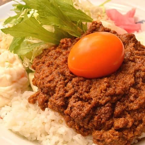 東京カレンダーさんのインスタグラム写真 - (東京カレンダーInstagram)「あめ色になるまで炒めた玉ねぎ、完熟トマト、生姜、独自にブレンドしたスパイスを4日間煮込んで作られている「キーマエッグドライカレー」。スパイスでコーティングされたゆで卵も美しい。 #東京カレンダー #東カレ #tokyocalendar #lunch #curry #新宿 #たくあん牡丹亭 #キーマエッグドライカレー」7月3日 12時03分 - tokyocalendar
