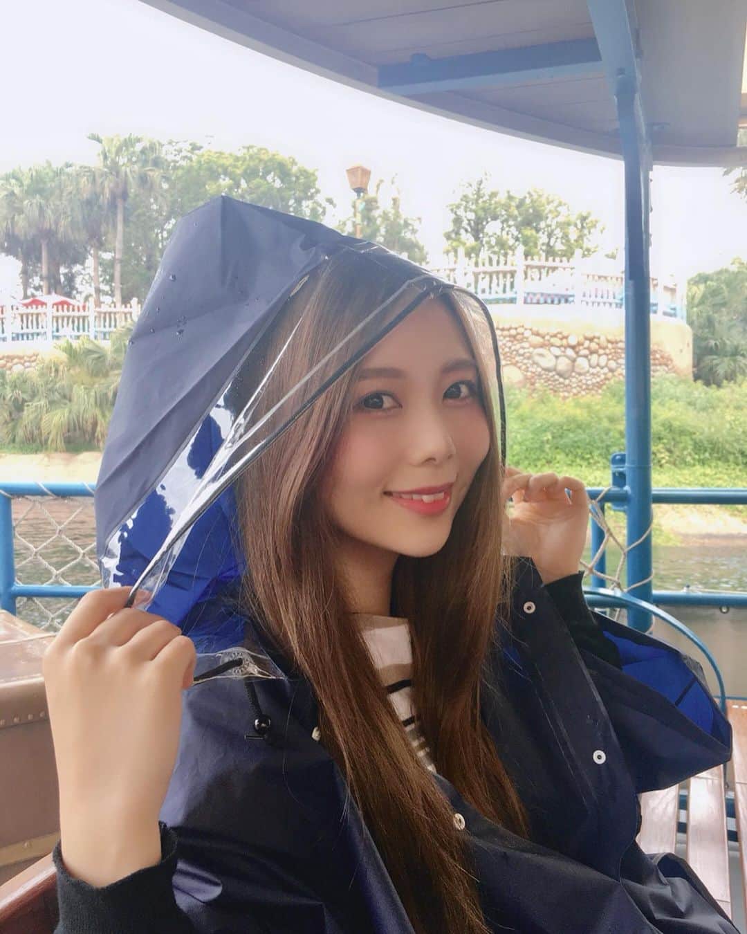 西村季里子のインスタグラム：「・ シーにパークインしたら霧雨が🌧 お母さんとお揃いでレインコート買った🧜🏻‍♀️💙 ら、 晴れた😂😂😂そういうもんだよね😂😂😂 でもレインコートもかわいいし、 欲しかったからこれから使う👌🏻💕 朝、頑張って細かく髪も巻いたのに もう着いてすぐにどストレート😭 そ、そういうもんだよね😭😭😭 雨でも楽しい夢の国🏰🎈🎈 ・ #disney #disneysea #tokyodisneysea  #disneyresort #tokyodisneyresort  #ディズニー#ディズニーシー#東京ディズニーシー #舞浜#ミッキー#ミッキーマウス#mickey  #カチューシャ#ダッフィー#シェリーメイ  #ディズニーコーデ#emoda#オフショル #ツーデイズ#お泊りディズニー #七夕#限定#短冊#願い事 #インスタ映え #インスタ映えスポット #映え #白石麻衣 #follow#followme」
