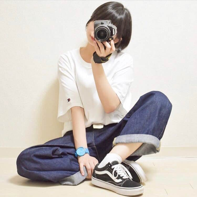 古着女子さんのインスタグラム写真 - (古着女子Instagram)「＼ #バンズ をお洒落に履く方法🌟 ／﻿ ﻿ 古着女子にも人気の #バンズ 💕﻿ 元々はスケーターが履いていたスポーツスニーカーなんです💨﻿ ﻿ 特にVANSの中でも人気の形は "エラ･スリッポン･オールドスクール"の3つ🌟﻿ 既に持ってる！という方も多いのではないでしょうか？☺️﻿ ﻿ 今回は、VANSとの相性がいいアイテムをご紹介致します💕﻿ ﻿ ﻿ 🍎VANS×デニム﻿ やっぱり定番のデニム🌟ゆるだぼシルエットにVANSを合わせるのが可愛いんです💕﻿ もちろん、スカートやオーバーオールもオススメ！﻿ ﻿ 🍎VANS×チェックパンツ･スカート﻿ VANSをボーイッシュに着こなしたいときはチェックパンツがおすすめ🌟 チェックスカートはカジュアルダウンさせたい時にVANSを合わせるといいかも💕﻿ ﻿ ﻿ カジュアル･ボーイッシュに着こなしたい時におすすめのスニーカー👍🏻VANSをお洒落に履けるアイテム、ぜひ参考にしてみてね💨﻿ ﻿ ﻿ 🏡古着女子がプロデュースする古着ショップを紹介🏡﻿﻿﻿﻿ ・9090ナインティナインティ @9090s_ 👖👟﻿﻿﻿﻿ ・ひとくち ﻿ @o0_hitokuchi_ 🐻🍯﻿﻿﻿ ﻿﻿﻿﻿ ﻿﻿﻿﻿ 🌼公式LINE@→@furuzyo で検索🌼﻿﻿﻿﻿ LINE@だけのお知らせや古着の疑問にも答えます！﻿﻿﻿﻿ ﻿﻿﻿﻿ ﻿﻿﻿﻿ 古着を素敵に着こなしてる女性の方をRepostでご紹介させていただきます🐒写真は全てご本人様に【掲載許諾】をとっております💓﻿﻿﻿﻿ ﻿﻿﻿﻿ ﻿﻿﻿﻿ ﻿﻿﻿﻿﻿ ﻿﻿﻿﻿﻿ #フルジョ #古着 #古着女子 #今日のコーデ #お洒落さんと繋がりたい #コーデ #古着コーデ #きょコ #ファッションコーデ #古着男子 #着回しコーデ #服好きな人と繋がりたい #古着好きと繋がりたい #ゆるコーデ #着画 #古着mix #古着好き  #フリクロ  #メンズライク #古着ファッション ﻿  #カジュアルコーデ #バンズ #バンズオールドスクール #スニーカー #スニーカー女子 #スニーカーコーデ #スニーカー好き #スニーカー好きな人と繋がりたい #スニーカー同好会」7月3日 12時10分 - furuzyo