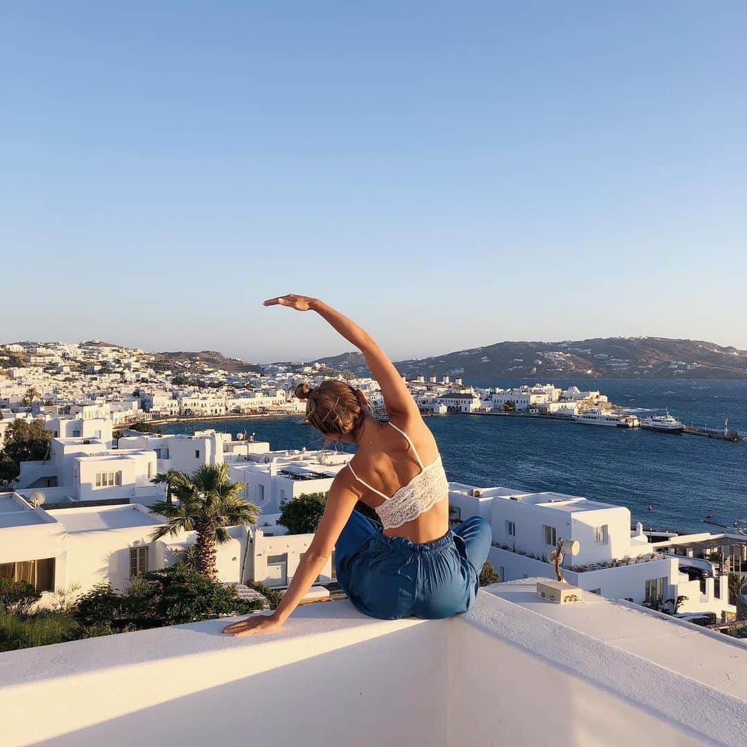 鈴木あやさんのインスタグラム写真 - (鈴木あやInstagram)「Pilates with Sunset.☀️ 海外行ったら太りませんか？と、よく質問を頂きますがピラティスを始めてからの私は本当に太らなくなりました🐷✨ バランスよく食べて、適度に歩いて、たまにピラティスして…🧡 ピラティスをやっていくと自分の身体をどんどん知れるから、いま使いたい筋肉や伸ばしたい箇所が分かってきて身体がすぐ反応してくれる気がします👍🏻 ただ動くんじゃなくて、考えて動けば効果は倍増🙆‍♀️✨ #mikonos #pilates #instructor #ピラティス #インストラクター #🇬🇷」7月3日 12時11分 - techitechiaya