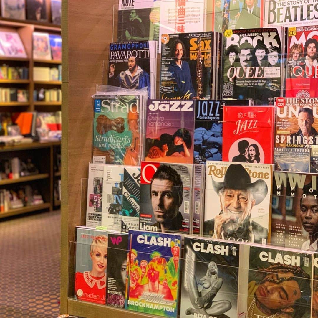 RIKAPEPEのインスタグラム：「代官山蔦屋書店の二階音楽コーナーリニューアルに伴い、なんと『恋に聴くJAZZ』をジャズコーナーに置いていただける事になりました😭📕まだまだ無名のジャズシンガーですが、皆様のお力添えで、一段一段夢へと近づいてきました。ありがとうございます🥺  二階音楽フロアががより広々と、贅沢な音楽空間になっていましたよ。是非遊びに行ってみてください🌹  #恋に聴くjazz  #ジャズ #jazz  #ありがとうございます  #代官山蔦屋書店  #代官山蔦屋書店音楽フロア  #酒井恵理 #rikapepe #音楽雑誌」