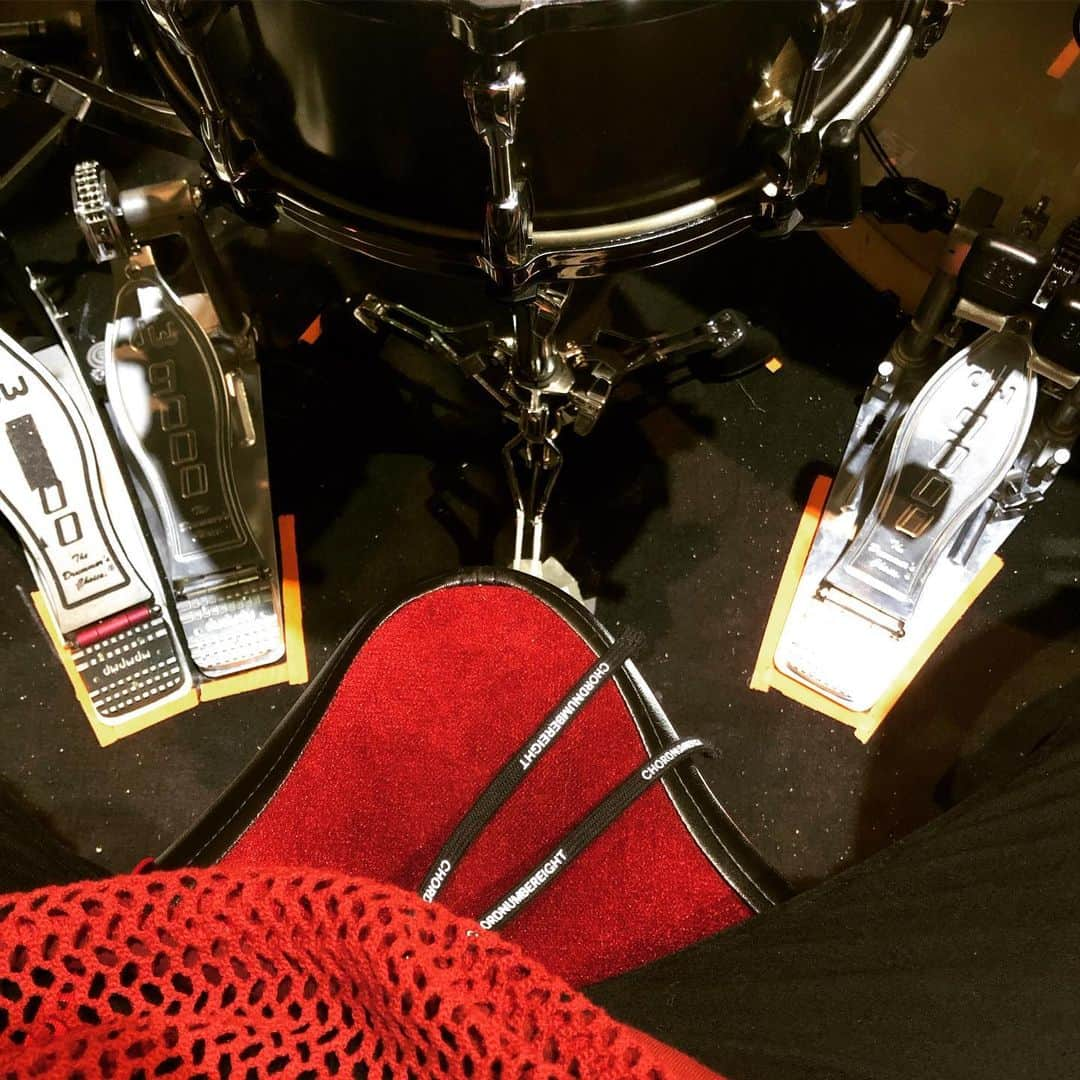 Katsuma さんのインスタグラム写真 - (Katsuma Instagram)「New kick pedal!!! 高性能シャフト"オール ベアリング ユニバーサルリンカー"を標準装備に加えオールマットシルバーで塗装されたdw9000 日本限定モデル！  カラーがツボすぎる、重厚感たまらん。  日本限定ってとこがまたいいね。 今日からこいつが俺のメインペダルになりまーす！ 今からペダル新調考えてる方々、お揃いにしようぜ😎  #dwdrums」7月3日 12時23分 - katsuma_drums