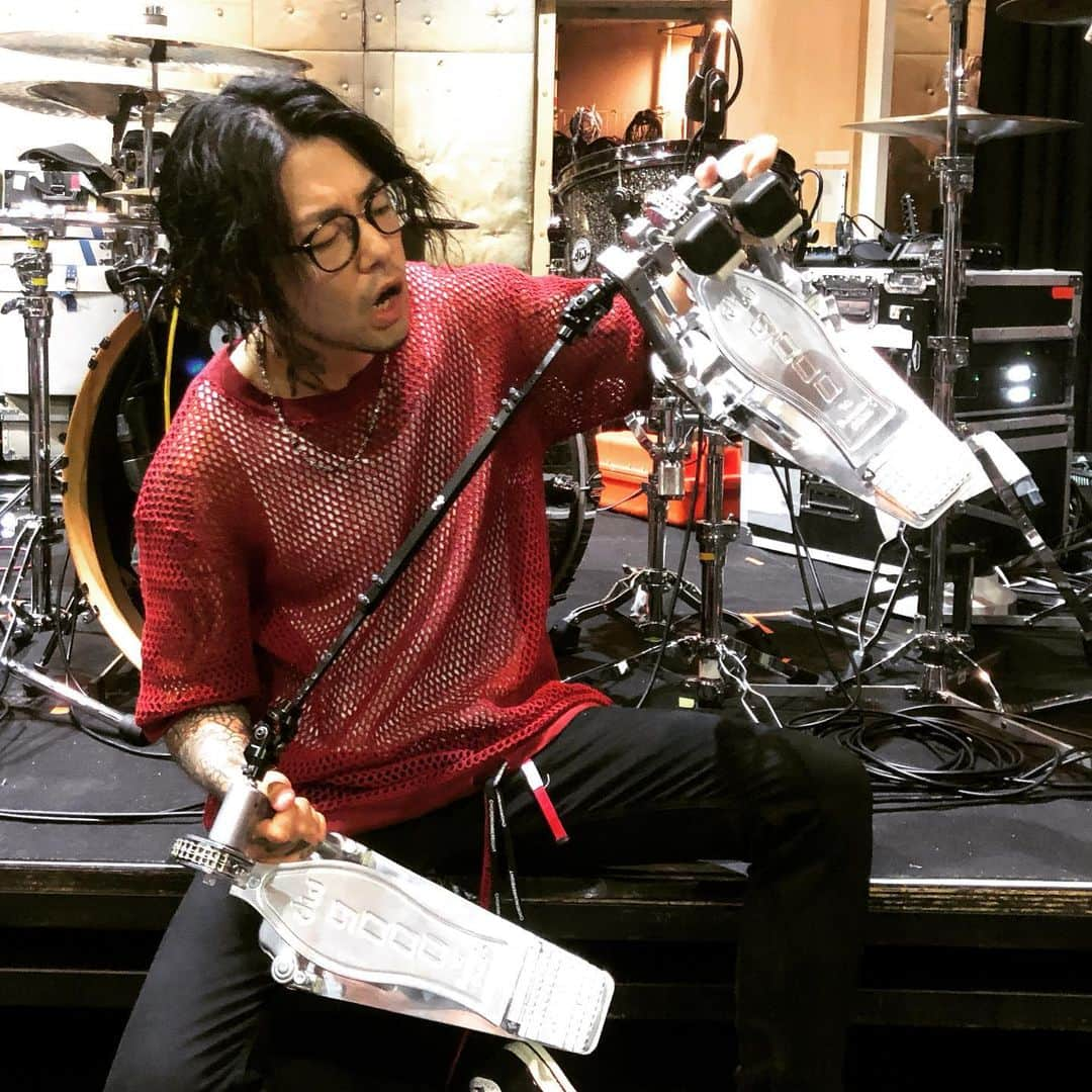 Katsuma さんのインスタグラム写真 - (Katsuma Instagram)「New kick pedal!!! 高性能シャフト"オール ベアリング ユニバーサルリンカー"を標準装備に加えオールマットシルバーで塗装されたdw9000 日本限定モデル！  カラーがツボすぎる、重厚感たまらん。  日本限定ってとこがまたいいね。 今日からこいつが俺のメインペダルになりまーす！ 今からペダル新調考えてる方々、お揃いにしようぜ😎  #dwdrums」7月3日 12時23分 - katsuma_drums