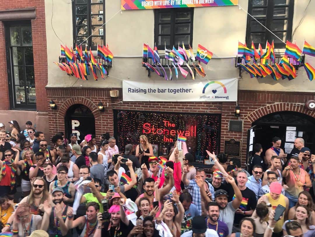 ジェニファー・ビールスさんのインスタグラム写真 - (ジェニファー・ビールスInstagram)「I am still on such a high from #NYCPride The parade is a celebration of Love-the right to love, the right to be loved, the right to express your sexuality, your gender in the way in which you choose. It’s also a reminder the uprising at #Stonewall was a riot, that Love is worth fighting for. The parade is also a healing. When so much Love and music and celebration prevails the Earth moves. These ladies, @ilenechaiken @kateomoennig @leisha_h have taught me how to love more expansively and fight for everyone’s right to Love. Not some love for some people but love for all people. And the two ladies in the second pic @rosannyzayas & #ariennemandi are two of our newest cast members. They are light incarnate. Please welcome them to the family. They are in for an extraordinary ride. Thank you to everyone who danced with us, sang with us and cried with us at the parade. The fight is not over. Love is the shield,Love is the sword. Equality now! ❤️J #thelword #LoveIsLove」7月3日 12時26分 - thejenniferbeals