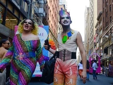 ジェニファー・ビールスさんのインスタグラム写真 - (ジェニファー・ビールスInstagram)「I am still on such a high from #NYCPride The parade is a celebration of Love-the right to love, the right to be loved, the right to express your sexuality, your gender in the way in which you choose. It’s also a reminder the uprising at #Stonewall was a riot, that Love is worth fighting for. The parade is also a healing. When so much Love and music and celebration prevails the Earth moves. These ladies, @ilenechaiken @kateomoennig @leisha_h have taught me how to love more expansively and fight for everyone’s right to Love. Not some love for some people but love for all people. And the two ladies in the second pic @rosannyzayas & #ariennemandi are two of our newest cast members. They are light incarnate. Please welcome them to the family. They are in for an extraordinary ride. Thank you to everyone who danced with us, sang with us and cried with us at the parade. The fight is not over. Love is the shield,Love is the sword. Equality now! ❤️J #thelword #LoveIsLove」7月3日 12時26分 - thejenniferbeals