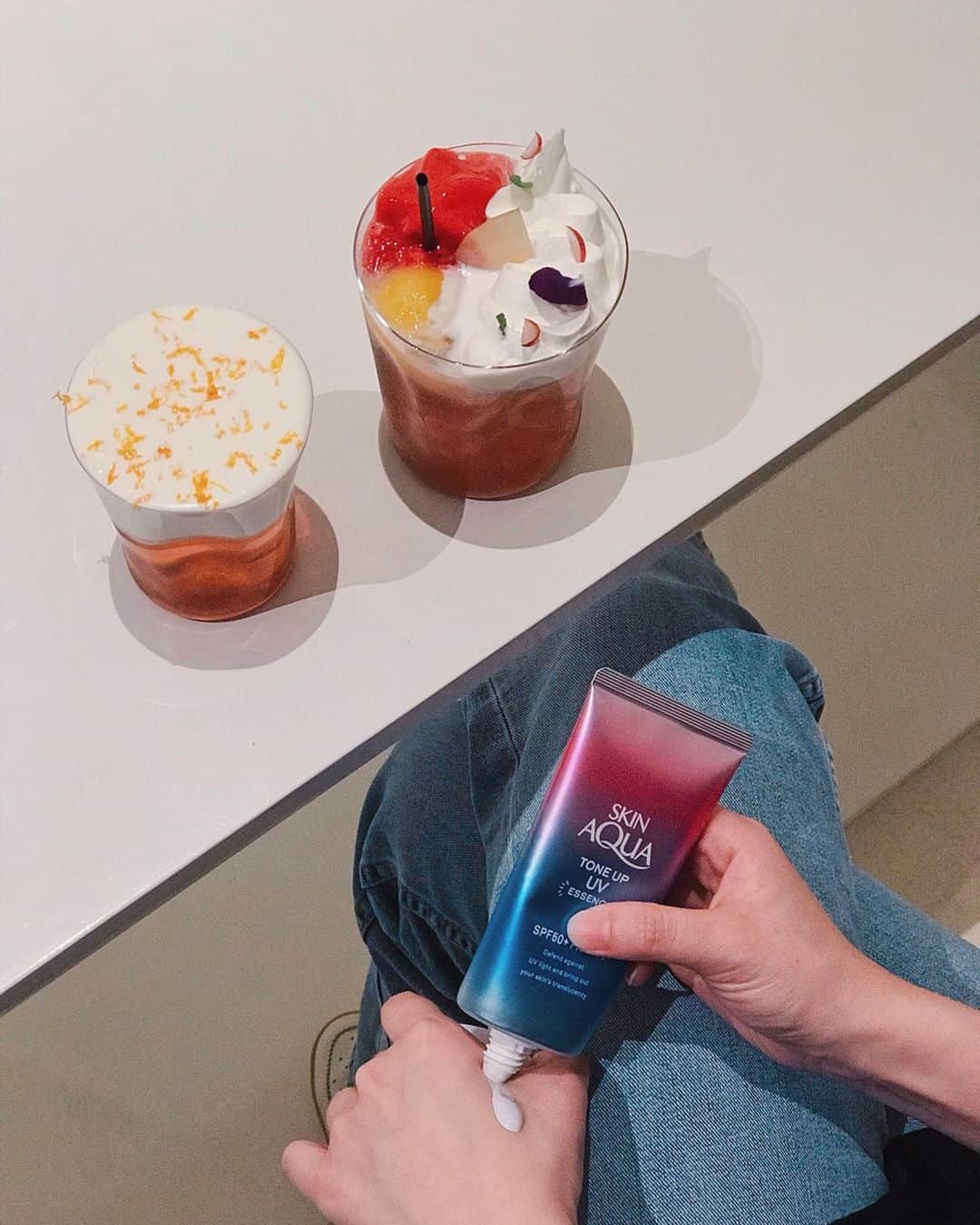 葉晟睿さんのインスタグラム写真 - (葉晟睿Instagram)「🏼 𝙊𝙩𝙝 𝙏𝙖𝙞𝙥𝙚𝙞 ☕️ 主打每杯茶都是一個甜點 「𝘊𝘩𝘢𝘯𝘵𝘦 𝘛𝘦𝘢 」$𝟣𝟥𝟧 水仙烏龍＼香緹＼芒果雪酪＼季節水果 造型好拍是大家來這裡的必點 「𝘍𝘭𝘢𝘵 𝘞𝘩𝘪𝘵𝘦」$𝟣𝟥𝟢 紅水烏龍＼起司慕斯＼橘子皮 之後一直為他回訪, 經過也會外帶一杯 - #kalvineats #kalvineats台北 #kalvineats甜點 #kalvineats中山站 ☕️／@oth_taipei 📍／台北市中山區中山北路二段27巷5-1號 🕰／11:30 ㏂—9:00 ㏘ 🏼 夏天到了除了喝冰飲消暑 也一定不能忘了最重要的防曬 水潤肌柔光透亮防曬飾底凝露 最高防曬係數SPF50+PA++++ 薰衣草紫擠出來是淡淡的紫色校正暗沉膚色 薄荷綠塗抹後則會使膚色更均勻 擦上去後真的會讓肌膚有淡淡的自然光澤感 #曼秀雷敦 #水潤肌防曬 #美肌防曬 #partipost - #taiwanteacafe #taiwanteahouse #othtaipei #taipeidesserts #taipeidrinks #taipeidrink #taipeitea #taipeiafternoontea #taipeiteahouse #台北カフェ巡り #台湾茶カフェ #대만쇼핑리스트 #대만카페 #대만서핑 #대만밀크티 #대만투어 #台湾茶専門店 #中山カフェ #中山站美食 #中山站甜點 #富富話合 #平田晃久」7月3日 12時29分 - kalvin.yeh