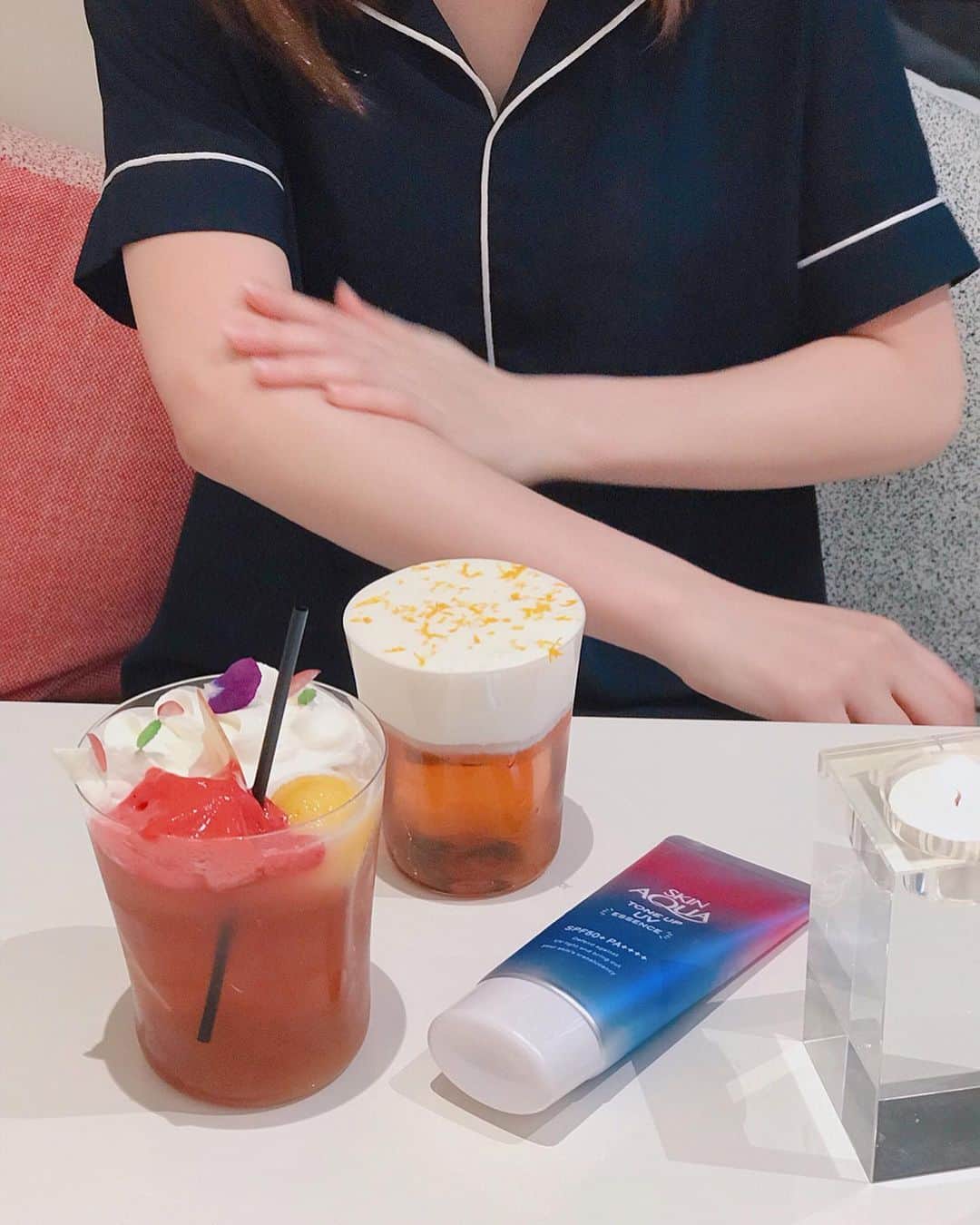 葉晟睿さんのインスタグラム写真 - (葉晟睿Instagram)「🏼 𝙊𝙩𝙝 𝙏𝙖𝙞𝙥𝙚𝙞 ☕️ 主打每杯茶都是一個甜點 「𝘊𝘩𝘢𝘯𝘵𝘦 𝘛𝘦𝘢 」$𝟣𝟥𝟧 水仙烏龍＼香緹＼芒果雪酪＼季節水果 造型好拍是大家來這裡的必點 「𝘍𝘭𝘢𝘵 𝘞𝘩𝘪𝘵𝘦」$𝟣𝟥𝟢 紅水烏龍＼起司慕斯＼橘子皮 之後一直為他回訪, 經過也會外帶一杯 - #kalvineats #kalvineats台北 #kalvineats甜點 #kalvineats中山站 ☕️／@oth_taipei 📍／台北市中山區中山北路二段27巷5-1號 🕰／11:30 ㏂—9:00 ㏘ 🏼 夏天到了除了喝冰飲消暑 也一定不能忘了最重要的防曬 水潤肌柔光透亮防曬飾底凝露 最高防曬係數SPF50+PA++++ 薰衣草紫擠出來是淡淡的紫色校正暗沉膚色 薄荷綠塗抹後則會使膚色更均勻 擦上去後真的會讓肌膚有淡淡的自然光澤感 #曼秀雷敦 #水潤肌防曬 #美肌防曬 #partipost - #taiwanteacafe #taiwanteahouse #othtaipei #taipeidesserts #taipeidrinks #taipeidrink #taipeitea #taipeiafternoontea #taipeiteahouse #台北カフェ巡り #台湾茶カフェ #대만쇼핑리스트 #대만카페 #대만서핑 #대만밀크티 #대만투어 #台湾茶専門店 #中山カフェ #中山站美食 #中山站甜點 #富富話合 #平田晃久」7月3日 12時29分 - kalvin.yeh