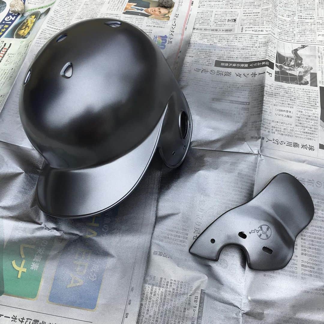 のインスタグラム：「ヘルメット塗装。下地は濃いめのシルバーで。その上からクリアー吹いたら2枚目の感じになりました。  #ヘルメット #Cフラップ #cflap #塗装 #スプレー塗装 #diy  #草野球」